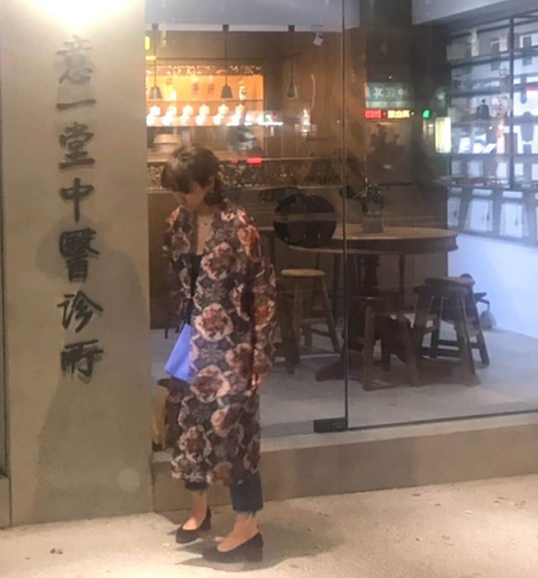 風間ゆみえのインスタグラム：「皆さま、こんにちは  お家時間、上手に過ごせていますか？ . . 今日は免疫力を高める、私のお気に入りの香り袋を皆さまにご紹介します‼︎ . . 台湾に住む友人からお土産にいただいた生薬のバスサシェを気に入って、台湾に行くたびに訪ねていた漢方薬局『意一堂』。. 前にもInstagramでご紹介した、美容や体調管理に万能な真珠粉や、身体の不調に合わせて調合してくれる漢方など、東洋医学を学び始めている私にはとても興味深い生薬が並んでいて、行くといつも長居してしまう場所でもあります。 . . その薬局ですっかり私の定番にもなっているのが、免疫力をあげる香り袋/生薬バス。 "薬草湯" 身を清めて肌を潤し万病を治す"と言われるものです。  身体の大部分を占める私たちの皮膚は、体温及び水分を保ち、身体を外部から第一線で守っている大切な五体のひとつ。 東洋医学では、病気の原因は外邪の体内侵入(外因)、ストレスによる感情の乱れ(内因)、そして生活習慣の乱れなどによって引き起こされると考えられています。 . . 外因が引き起こす疾病は主に目、鼻、口、皮膚粘膜から侵入するもので、古い中国の医学書「黄帝内経」に記載のある通り、体内に侵入した外邪は入浴によって排出させることが出来ます。. . 入浴での発汗には、「衛気」という私たちの身体を守る皮膚のバリア機能を強くさせる効果があり、衛気を強くさせることが外邪の体内侵入を防ぐことに繋がります。 日常生活で常温の水を多く飲み、呼吸気管支を潤すことで外邪の侵入を防ぐことが出来ます。 . . 中医学では香りは嗅覚を通して取り込むことによって、外邪から身体を守ることが出来るとされ、心身のバランスを整えるなど様々な良い力を持つ薬草がブレンドされた『意一堂』の "免疫力を上げる" 香り袋は、そのままでも、又は、湿度の高い入浴中に嗅ぐことにより呼吸器のケアをすることが出来、体内の巡りも改善させ抵抗力を高めることが出来ます。 . . . 《主な薬草と効果》. . ○オニノヤガラ: 風邪の初期症状(寒気、頭痛、めまいなど)を落ち着かせる効果 ○ビャクダン: 気を整える及び鎮痛効果 ○ヤブソテツ: 気持ちを落ち着かせる(イライラ、不安)、デトックス効果 ○セッコク: 香りによるデトックス効果 ＊香り袋として使う場合は、デスクの周りや枕元など、1日の中で最も長く過ごす場所に置くと良いでしょう。 ＊入浴剤として使う場合は、40〜45°cのお湯を張った浴槽に香り袋を入れ、少なくとも20分ほど薬材がお湯に浸み出るまで待ちます。その後よくかき混ぜて温度調整してから入浴してください。 . . . 現在「意一堂」のONLINE　STOREでこちらの香り袋は10袋セットで購入することが出来ます‼︎. . . とても落ち着く良い香り…. . ご興味ある方はぜひ😊✨ https://esheco.shop/  @essentia.official  #yumie_k_style」