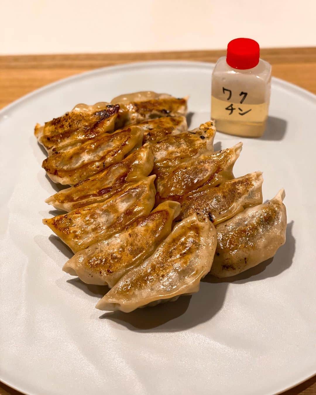 秋山具義さんのインスタグラム写真 - (秋山具義Instagram)「デリバリーで、渋谷『ももまる』のモーモーイーツ🍑﻿ ﻿ 餃子、春巻、モモチャーハン、混ぜそば、ステーキ丼、美味しかった〜！！！﻿ ﻿ 渋谷『ももまる』もうすぐ2周年おめでとう㊗️﻿ 二郎がももちゃんに吠えまくりでした〜﻿ ももちゃんゴメンね〜﻿ ﻿ #ももまる #具義居酒屋2020 #具義ラーメン2020 #具義餃子2020 #デリバリーしよう #おうち時間」4月21日 19時09分 - gugitter