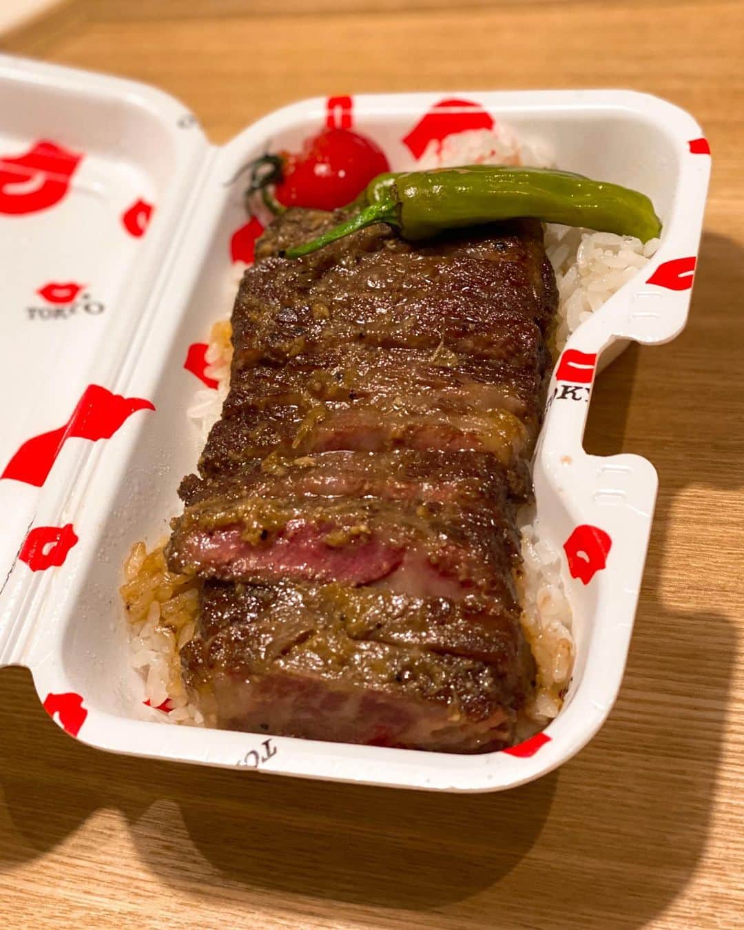 秋山具義さんのインスタグラム写真 - (秋山具義Instagram)「デリバリーで、渋谷『ももまる』のモーモーイーツ🍑﻿ ﻿ 餃子、春巻、モモチャーハン、混ぜそば、ステーキ丼、美味しかった〜！！！﻿ ﻿ 渋谷『ももまる』もうすぐ2周年おめでとう㊗️﻿ 二郎がももちゃんに吠えまくりでした〜﻿ ももちゃんゴメンね〜﻿ ﻿ #ももまる #具義居酒屋2020 #具義ラーメン2020 #具義餃子2020 #デリバリーしよう #おうち時間」4月21日 19時09分 - gugitter