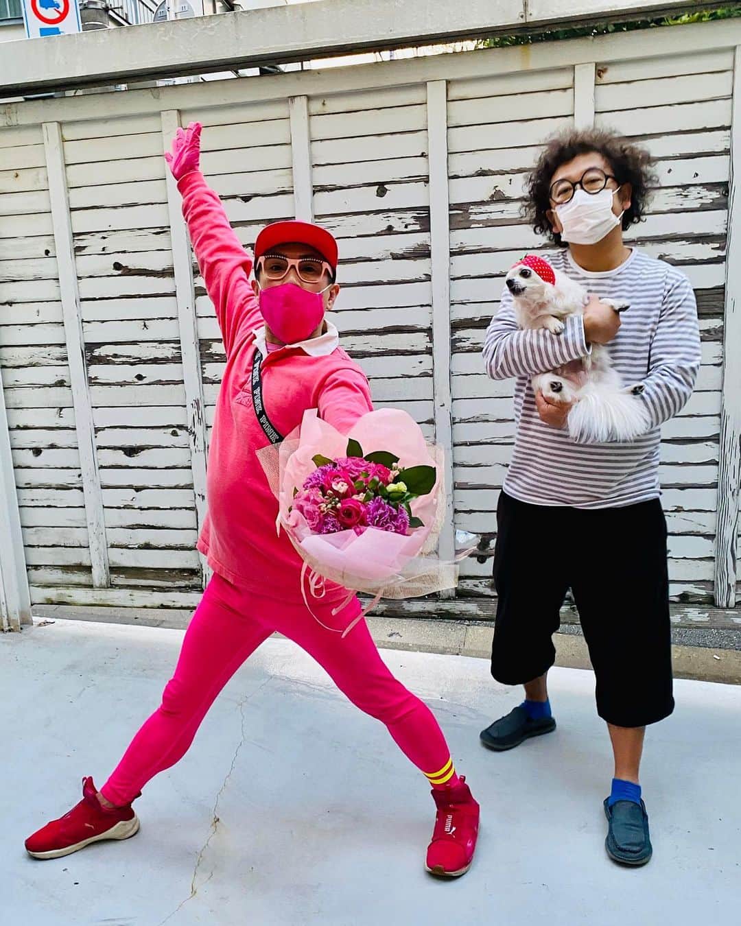 秋山具義さんのインスタグラム写真 - (秋山具義Instagram)「デリバリーで、渋谷『ももまる』のモーモーイーツ🍑﻿ ﻿ 餃子、春巻、モモチャーハン、混ぜそば、ステーキ丼、美味しかった〜！！！﻿ ﻿ 渋谷『ももまる』もうすぐ2周年おめでとう㊗️﻿ 二郎がももちゃんに吠えまくりでした〜﻿ ももちゃんゴメンね〜﻿ ﻿ #ももまる #具義居酒屋2020 #具義ラーメン2020 #具義餃子2020 #デリバリーしよう #おうち時間」4月21日 19時09分 - gugitter