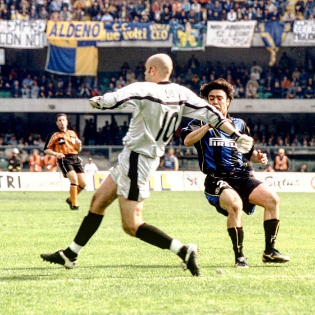 ACキエーヴォ・ヴェローナさんのインスタグラム写真 - (ACキエーヴォ・ヴェローナInstagram)「🗓😱 21/04/2002: quando i #gialloblù imposero il pari (2-2) all’#Inter di @clarenceseedorf, @ronaldo e @chino_recoba20! 💥Che partita!!! 💛💙 When we forced #Inter to tie: what a match!!! #ChievoVerona #Chievo #calcio #seriea #football #memories #april #2002 #pitch #bentegodi #thrill #ronaldo」4月21日 19時10分 - acchievoverona
