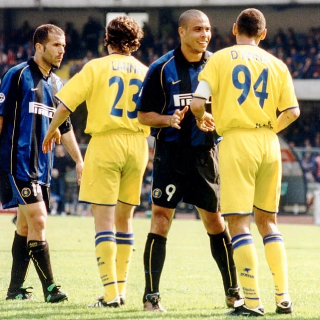 ACキエーヴォ・ヴェローナさんのインスタグラム写真 - (ACキエーヴォ・ヴェローナInstagram)「🗓😱 21/04/2002: quando i #gialloblù imposero il pari (2-2) all’#Inter di @clarenceseedorf, @ronaldo e @chino_recoba20! 💥Che partita!!! 💛💙 When we forced #Inter to tie: what a match!!! #ChievoVerona #Chievo #calcio #seriea #football #memories #april #2002 #pitch #bentegodi #thrill #ronaldo」4月21日 19時10分 - acchievoverona