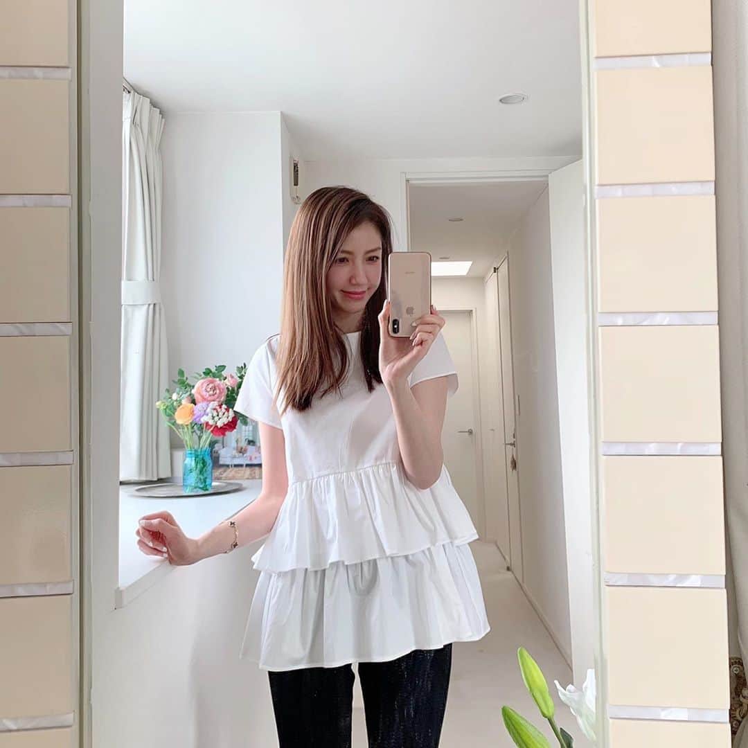 美香さんのインスタグラム写真 - (美香Instagram)「@cookiechocolate_official ×美香コラボ 出来立てホヤホヤの商品が我が家に届いたので 早速着てみました💗💗💗 美香コラボ①フリルティアードブラウス。カラーはホワイトとピンク。 マストな白と明るい色が着たくてピンクも💗💗💗 5月発売予定。4900円💗 オンラインより入荷連絡希望 受付中とのことです（今日のストーリーから飛べます☺️） 美香コラボ 5つ作ったのでまたアップさせてください🙋‍♀️ よろしくお願いいたします！ @cookiechocolate_official  #美香コラボ」4月21日 19時11分 - mikaofficial99