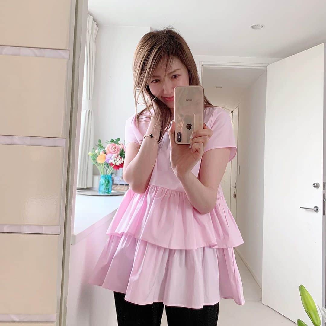 美香さんのインスタグラム写真 - (美香Instagram)「@cookiechocolate_official ×美香コラボ 出来立てホヤホヤの商品が我が家に届いたので 早速着てみました💗💗💗 美香コラボ①フリルティアードブラウス。カラーはホワイトとピンク。 マストな白と明るい色が着たくてピンクも💗💗💗 5月発売予定。4900円💗 オンラインより入荷連絡希望 受付中とのことです（今日のストーリーから飛べます☺️） 美香コラボ 5つ作ったのでまたアップさせてください🙋‍♀️ よろしくお願いいたします！ @cookiechocolate_official  #美香コラボ」4月21日 19時11分 - mikaofficial99