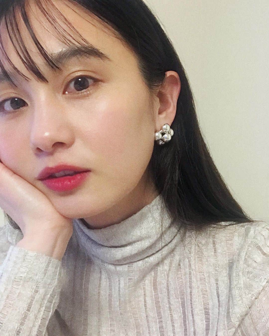 秦まり子さんのインスタグラム写真 - (秦まり子Instagram)「@petiterobenoire_official ♡ ぷくぷくシルバー🌼  #petiterobenoire#earrings#silver#jewelry」4月21日 19時14分 - marikohata_