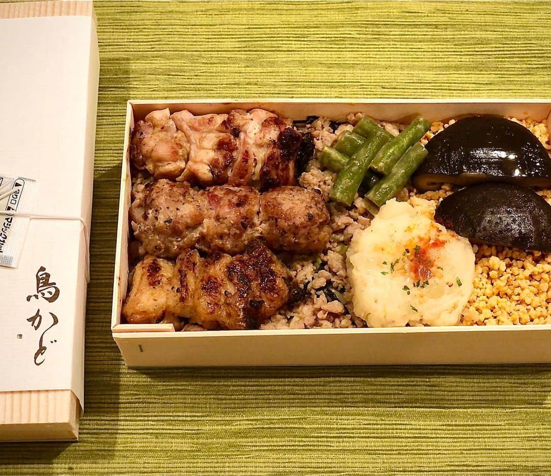 のインスタグラム：「今夜はご飯作りをお休みさせていただきました！楽しみにしていた鳥かどさんのお弁当。焼き鳥もぷりっぷりしいたけも、鳥にぴったりのポテトサラダも、ああ最高。しかも焼き鳥の下までそぼろがぎっしり。明日もまたがんばろ。飲食店のみなさんも(そしてみなさんも！)大変な時期だと思いますが、お互いに頑張って乗り越えましょう！  #お弁当　#鳥かど　#ママひと休み　#ご馳走さまでした　#内田恭子　#kyokouchida」