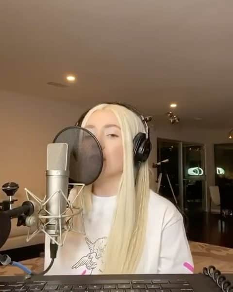 のインスタグラム：「【Ava Max】 エイバ・マックスが #おうちで音楽🎵 ✨ 今度はリアーナのヒット曲「Love On The Brain」をカバー❣❣️ ✨ どの曲も美しく歌い上げるエイバ😍 ✨ 次はどの曲のカバーを見せてくれるのでしょうか⁉️ #avamax #cover #stayhome #rihanna #loveonthebrain #エイバマックス #カバー #リアーナ #おうちで音楽 #洋楽」