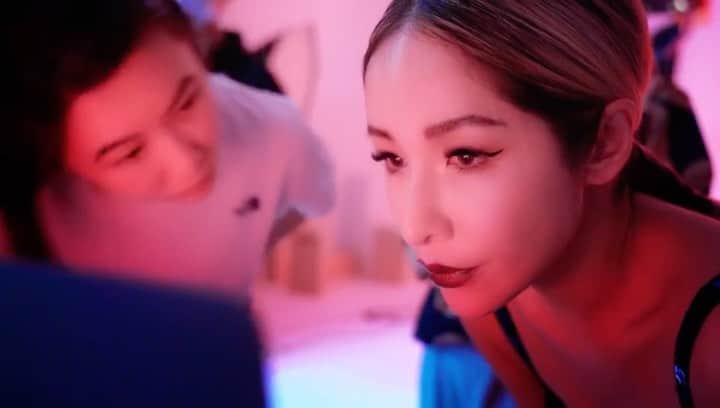 エルヴァ・シャオのインスタグラム：「Celebrate// Everyday V2 #nakedtruth」