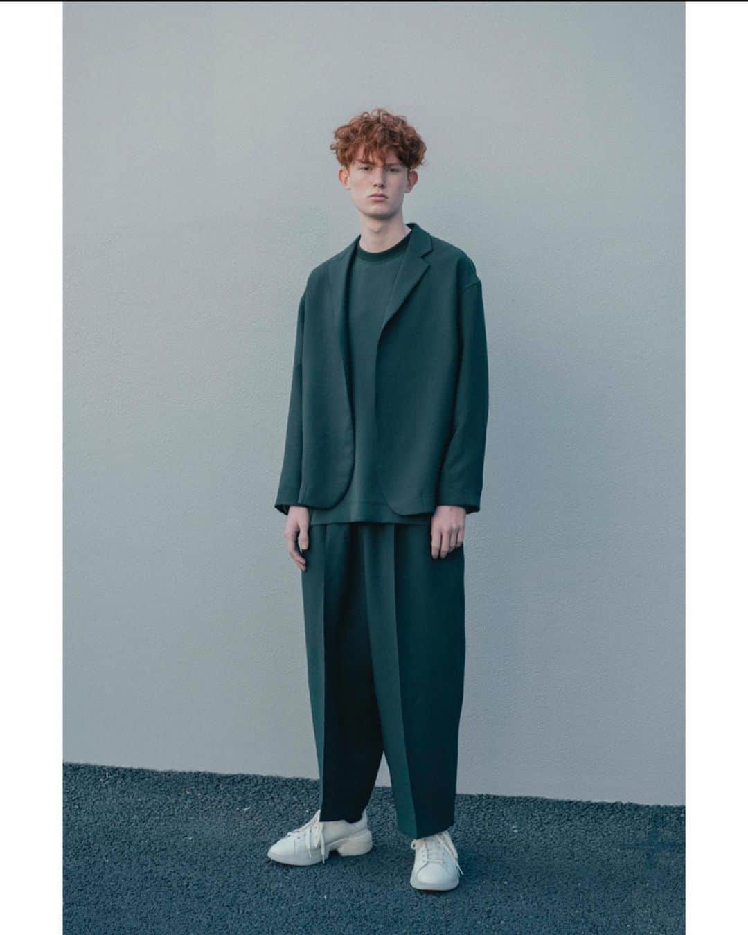 UNITED ARROWS & SONSさんのインスタグラム写真 - (UNITED ARROWS & SONSInstagram)「ㅤㅤㅤㅤㅤㅤㅤㅤㅤㅤㅤㅤㅤ 【 STAY HOME RECOMMENDED ITEMS 】 < UNITED ARROWS & SONS by DAISUKE OBANA >  家でも着れて、そのまま外出できるくらいレンジが広く、無駄のないデザインを意識して作られたコレクション。 快適な着心地で動きやすく、シワにもなりづらい。また型崩れもしにくく乾きやすい素材を採用しています。 シンプルながらもルーズ過ぎず、エレガントに仕上げたこのコレクションは、ルームウェアとしても最適です。ㅤㅤㅤㅤㅤㅤㅤㅤㅤㅤㅤㅤㅤ ぜひお楽しみください。  A collection of elegant designs with a wide range that can be worn both at home and outdoors. It is comfortable to wear, easy to move, and hard to wrinkle. It's hard to lose its shape, and the material is easy to dry. Please enjoy the best collection as room wear.  #UnitedArrowsAndSonsByDaisukeObana  #DaisukeObana #UnitedArrows #UnitedArrowsAndSons」4月21日 19時26分 - unitedarrowsandsons