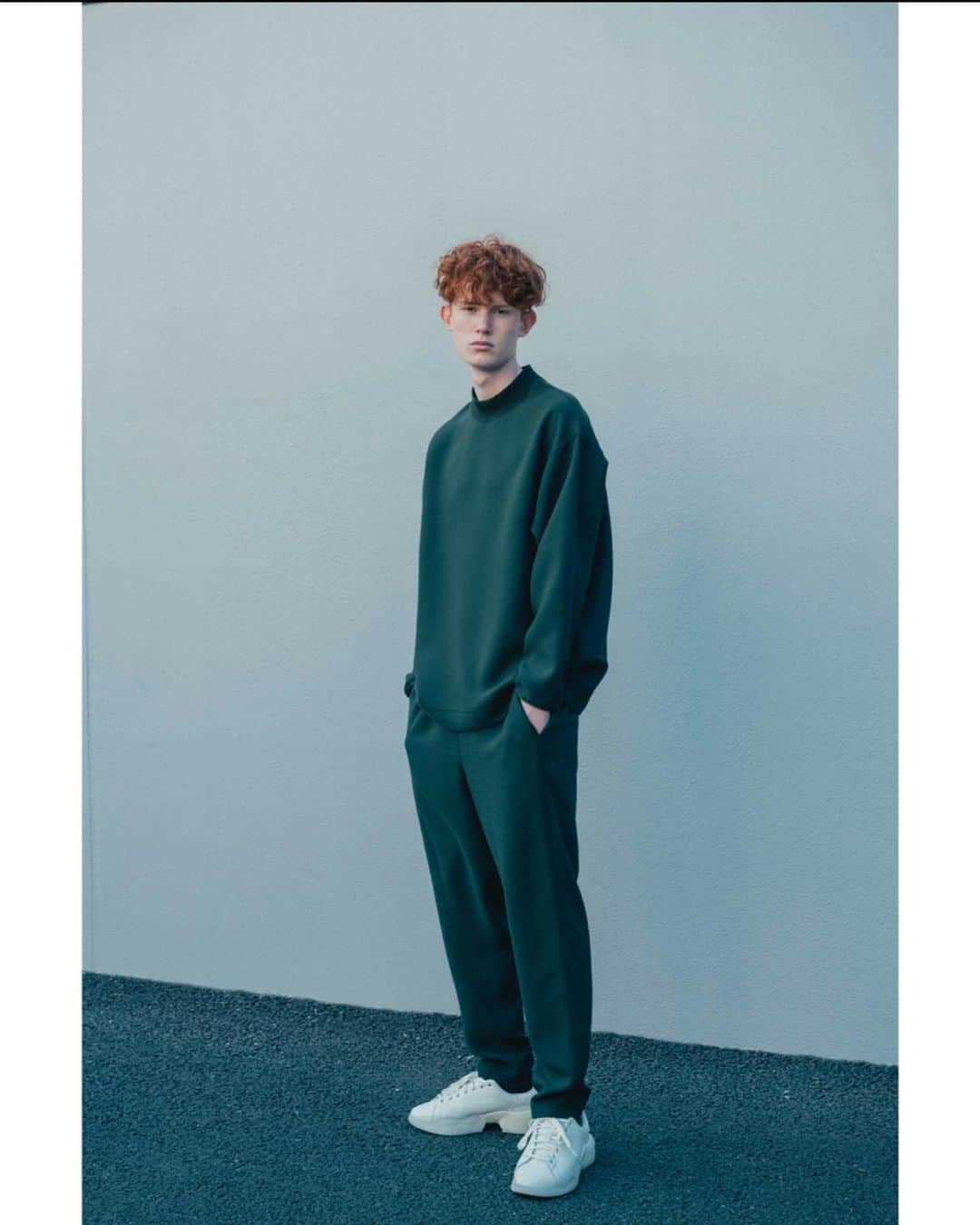UNITED ARROWS & SONSさんのインスタグラム写真 - (UNITED ARROWS & SONSInstagram)「ㅤㅤㅤㅤㅤㅤㅤㅤㅤㅤㅤㅤㅤ 【 STAY HOME RECOMMENDED ITEMS 】 < UNITED ARROWS & SONS by DAISUKE OBANA >  家でも着れて、そのまま外出できるくらいレンジが広く、無駄のないデザインを意識して作られたコレクション。 快適な着心地で動きやすく、シワにもなりづらい。また型崩れもしにくく乾きやすい素材を採用しています。 シンプルながらもルーズ過ぎず、エレガントに仕上げたこのコレクションは、ルームウェアとしても最適です。ㅤㅤㅤㅤㅤㅤㅤㅤㅤㅤㅤㅤㅤ ぜひお楽しみください。  A collection of elegant designs with a wide range that can be worn both at home and outdoors. It is comfortable to wear, easy to move, and hard to wrinkle. It's hard to lose its shape, and the material is easy to dry. Please enjoy the best collection as room wear.  #UnitedArrowsAndSonsByDaisukeObana  #DaisukeObana #UnitedArrows #UnitedArrowsAndSons」4月21日 19時26分 - unitedarrowsandsons