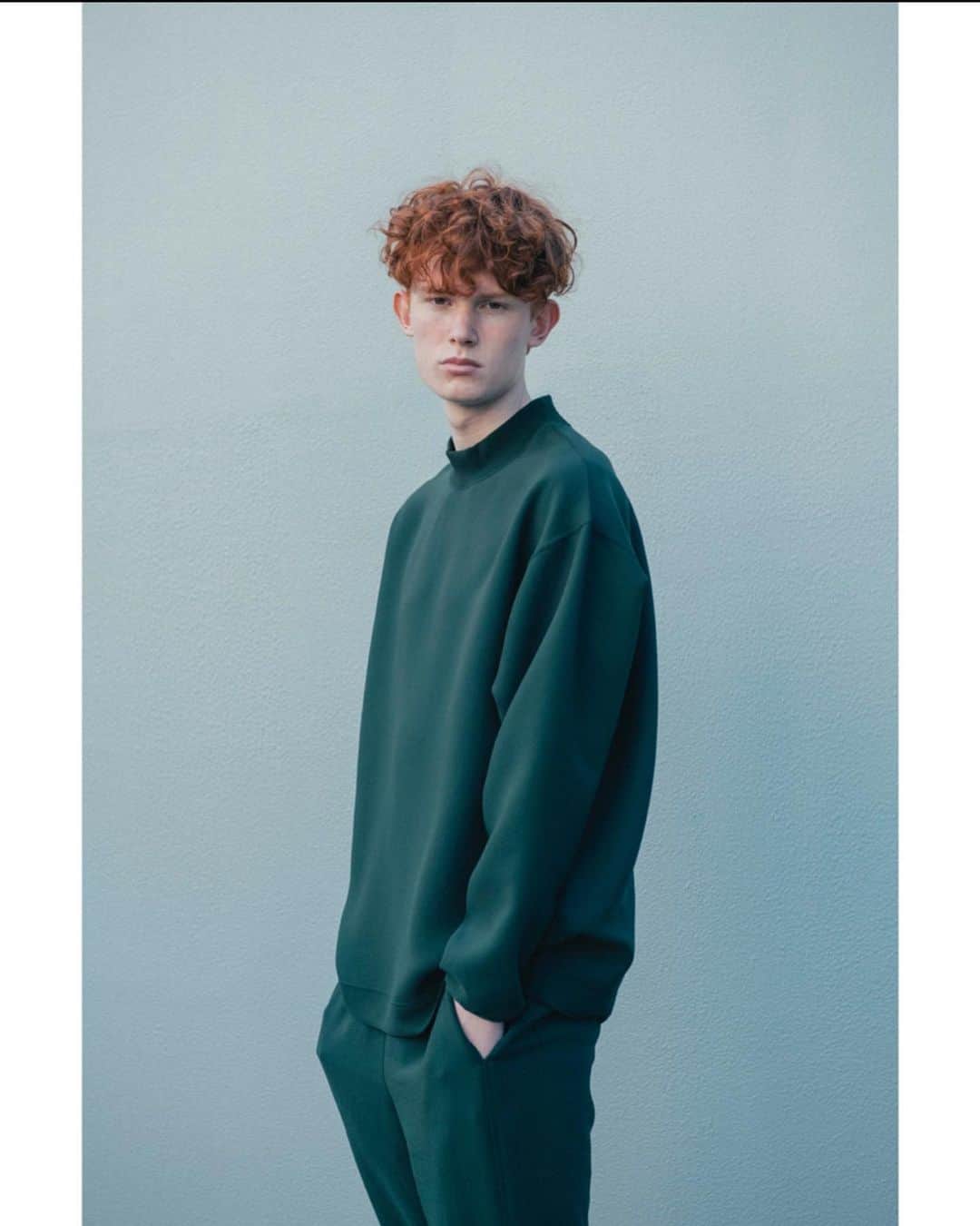 UNITED ARROWS & SONSさんのインスタグラム写真 - (UNITED ARROWS & SONSInstagram)「ㅤㅤㅤㅤㅤㅤㅤㅤㅤㅤㅤㅤㅤ 【 STAY HOME RECOMMENDED ITEMS 】 < UNITED ARROWS & SONS by DAISUKE OBANA >  家でも着れて、そのまま外出できるくらいレンジが広く、無駄のないデザインを意識して作られたコレクション。 快適な着心地で動きやすく、シワにもなりづらい。また型崩れもしにくく乾きやすい素材を採用しています。 シンプルながらもルーズ過ぎず、エレガントに仕上げたこのコレクションは、ルームウェアとしても最適です。ㅤㅤㅤㅤㅤㅤㅤㅤㅤㅤㅤㅤㅤ ぜひお楽しみください。  A collection of elegant designs with a wide range that can be worn both at home and outdoors. It is comfortable to wear, easy to move, and hard to wrinkle. It's hard to lose its shape, and the material is easy to dry. Please enjoy the best collection as room wear.  #UnitedArrowsAndSonsByDaisukeObana  #DaisukeObana #UnitedArrows #UnitedArrowsAndSons」4月21日 19時26分 - unitedarrowsandsons