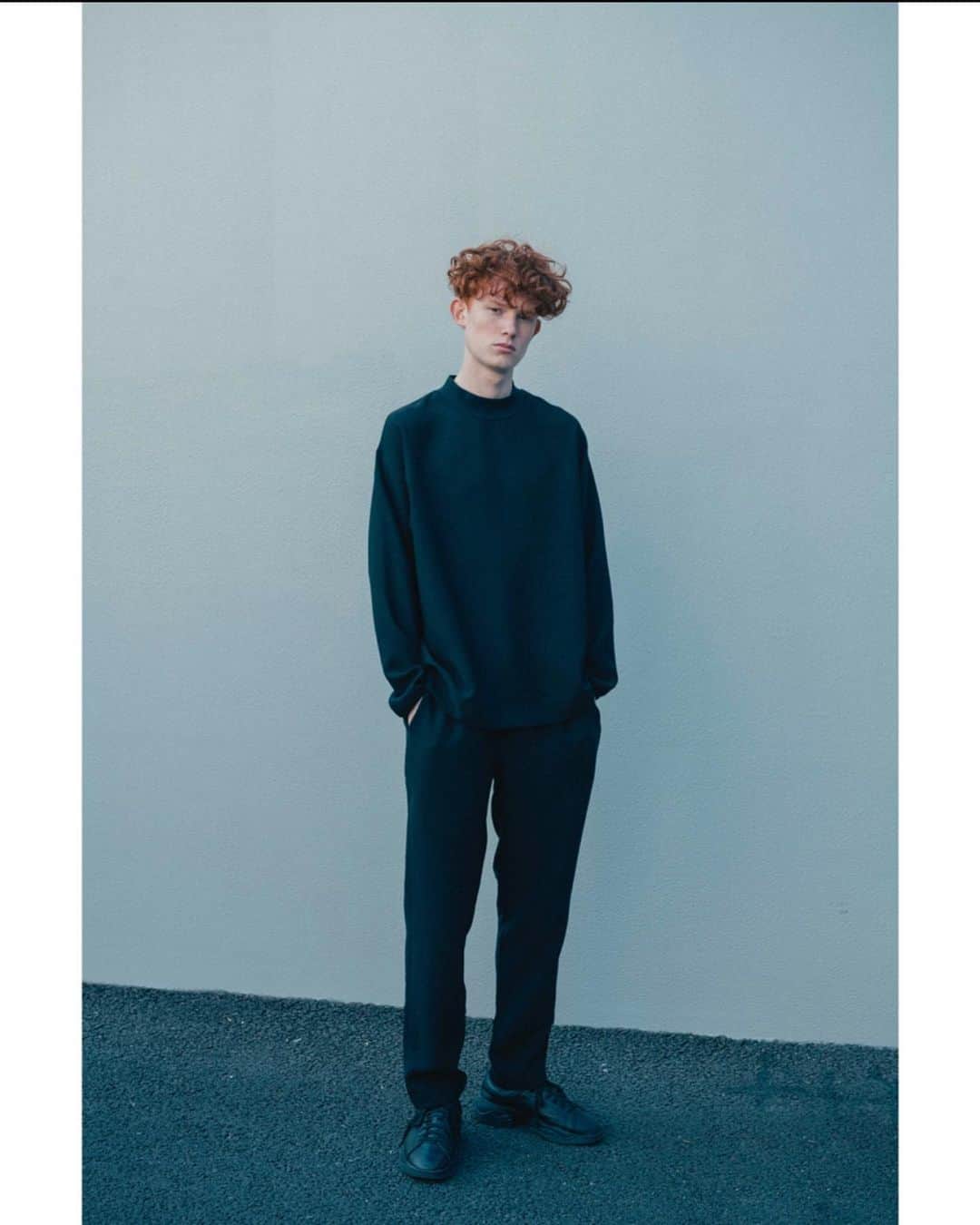 UNITED ARROWS & SONSさんのインスタグラム写真 - (UNITED ARROWS & SONSInstagram)「ㅤㅤㅤㅤㅤㅤㅤㅤㅤㅤㅤㅤㅤ 【 STAY HOME RECOMMENDED ITEMS 】 < UNITED ARROWS & SONS by DAISUKE OBANA >  家でも着れて、そのまま外出できるくらいレンジが広く、無駄のないデザインを意識して作られたコレクション。 快適な着心地で動きやすく、シワにもなりづらい。また型崩れもしにくく乾きやすい素材を採用しています。 シンプルながらもルーズ過ぎず、エレガントに仕上げたこのコレクションは、ルームウェアとしても最適です。ㅤㅤㅤㅤㅤㅤㅤㅤㅤㅤㅤㅤㅤ ぜひお楽しみください。  A collection of elegant designs with a wide range that can be worn both at home and outdoors. It is comfortable to wear, easy to move, and hard to wrinkle. It's hard to lose its shape, and the material is easy to dry. Please enjoy the best collection as room wear.  #UnitedArrowsAndSonsByDaisukeObana  #DaisukeObana #UnitedArrows #UnitedArrowsAndSons」4月21日 19時26分 - unitedarrowsandsons