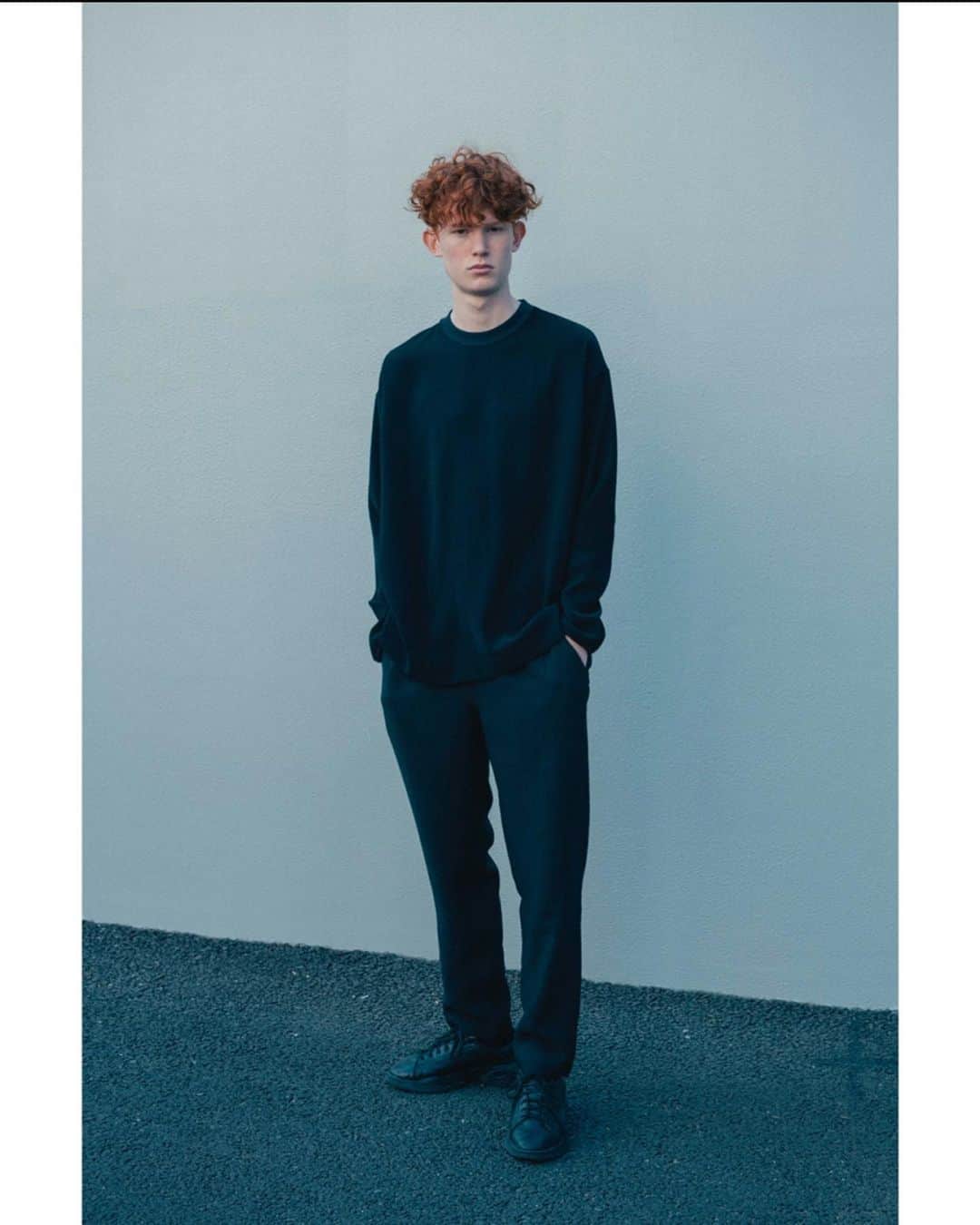 UNITED ARROWS & SONSさんのインスタグラム写真 - (UNITED ARROWS & SONSInstagram)「ㅤㅤㅤㅤㅤㅤㅤㅤㅤㅤㅤㅤㅤ 【 STAY HOME RECOMMENDED ITEMS 】 < UNITED ARROWS & SONS by DAISUKE OBANA >  家でも着れて、そのまま外出できるくらいレンジが広く、無駄のないデザインを意識して作られたコレクション。 快適な着心地で動きやすく、シワにもなりづらい。また型崩れもしにくく乾きやすい素材を採用しています。 シンプルながらもルーズ過ぎず、エレガントに仕上げたこのコレクションは、ルームウェアとしても最適です。ㅤㅤㅤㅤㅤㅤㅤㅤㅤㅤㅤㅤㅤ ぜひお楽しみください。  A collection of elegant designs with a wide range that can be worn both at home and outdoors. It is comfortable to wear, easy to move, and hard to wrinkle. It's hard to lose its shape, and the material is easy to dry. Please enjoy the best collection as room wear.  #UnitedArrowsAndSonsByDaisukeObana  #DaisukeObana #UnitedArrows #UnitedArrowsAndSons」4月21日 19時26分 - unitedarrowsandsons