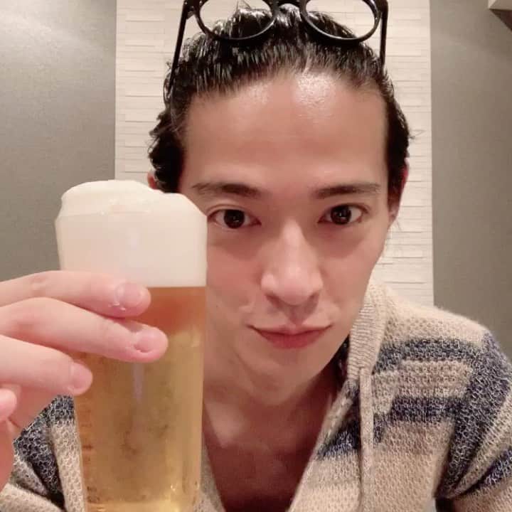 のインスタグラム：「外で飲めないならば、家で楽しんじゃえばいいじゃない。ということで、若様と家飲みについてあれこれ喋ったムービーが公開されましたよー。フルムービーはTwitterで見ておくんなまし(めんどくさくてごめんね、、) お家でも、最高の泡立ちのビールを飲める方法を紹介しているよ！  https://twitter.com/hiro_takebo/status/1252539220582780928?s=21  #アサヒスーパードライ　#おうち時間　#stayhome #家飲み　#三度つぎ　#beer  #うち飲み #PR ？ なのかな。みんな家で楽しんで欲しいから、自主的に投稿。」