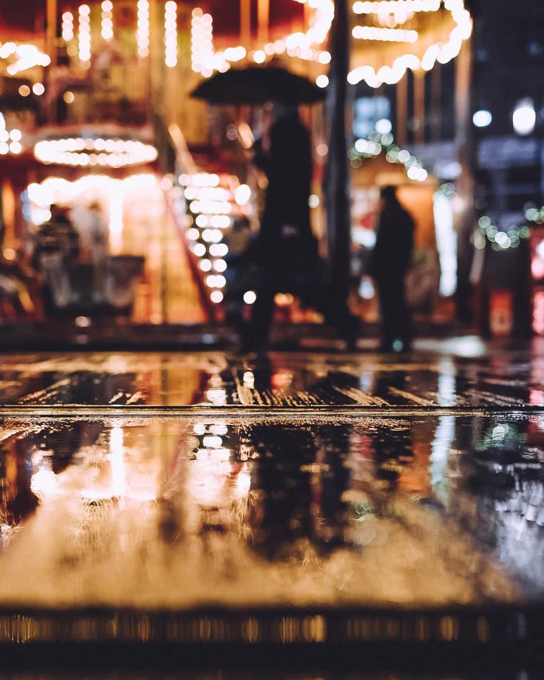 Thomas Kakarekoさんのインスタグラム写真 - (Thomas KakarekoInstagram)「from a distant memory  Sharing a selection of some my favorite rain shots today. Still deeply fascinated by how the rain clears the streets, giving cities a feeling of empty isolation. The more dramatic it gets, the more visually pleasing and memorable the pictures. From 1 to 5, let me know what’s your favorite from this set. #berlin」4月21日 19時21分 - thomas_k