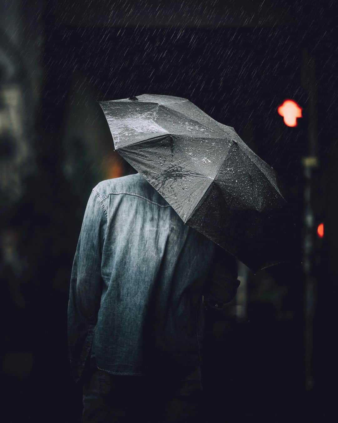 Thomas Kakarekoさんのインスタグラム写真 - (Thomas KakarekoInstagram)「from a distant memory  Sharing a selection of some my favorite rain shots today. Still deeply fascinated by how the rain clears the streets, giving cities a feeling of empty isolation. The more dramatic it gets, the more visually pleasing and memorable the pictures. From 1 to 5, let me know what’s your favorite from this set. #berlin」4月21日 19時21分 - thomas_k