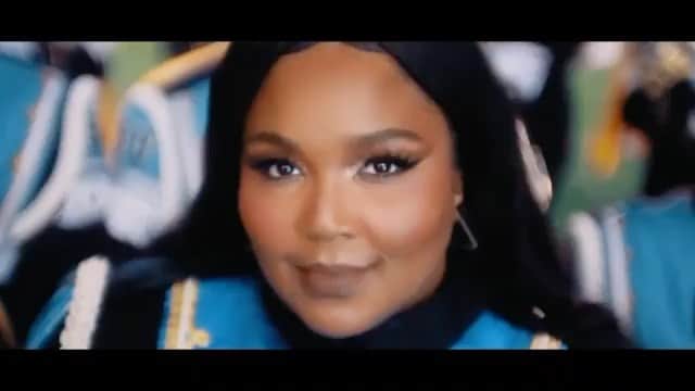 のインスタグラム：「【Lizzo】 リゾの大ヒットアルバム「Cuz I Love You」がリリースされてから一年❣️❤️ ✨ この一年で数多くの賞を獲得し、中では3つグラミー賞を獲得、チャートで1位に輝き、そしてインパクトのある素晴らしいパフォーマンスを披露してきました😆 ✨ このアルバムを通して、ありのままでいる大切さや、セルフラブの大切さもたくさんの人につらえてきたリゾ☺️ ✨ 彼女勢いはまだまだ止まりません‼️これからの活躍に期待してください🤩 #lizzo #cuziloveyou #album #grammy #リゾ #アルバム #おうちで音楽 #洋楽」