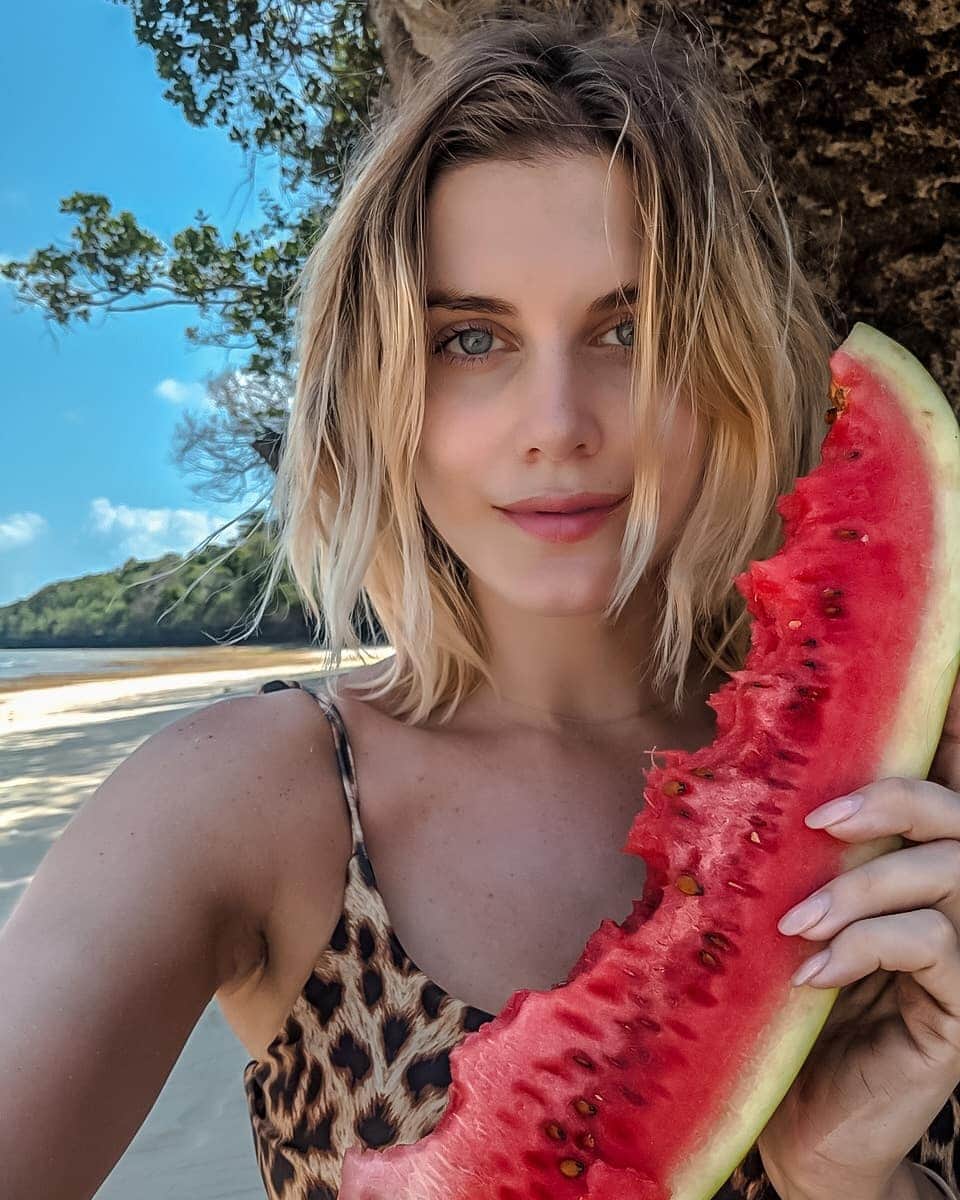 Ashley Jamesさんのインスタグラム写真 - (Ashley JamesInstagram)「Travel memories. 🇹🇿 I've been looking through my travel photos dreaming of the day we get to roam freely again, and wanted to share one of my favourite travel stories with you. Last January I went travelling around Zanzibar, which is one of my favourite places I've visited. I booked the flight a week before leaving and made no plans. I travelled clockwise around the island staying at different hostels and meeting different people along the way. The most special and random memory from the trip was meeting a man in Stone Town one evening. His name was Colin and he was from Kenya, and he told me that he'd just bought an island and invited me to go and see it with him and his mates the next day. I always follow my gut when it comes to safety and travelling, and he was such a big character and I decided that I trusted him.  So early the next morning, I felt a little nervous as I set off to meet Colin and his friends at the boat. We drank champagne on the way there, and he told me that he was going to call his island 'the island of Clitoris' because it was very hard to find (😂 he was honestly so funny I'm laughing as write this). We arrived on the most beautiful deserted island where we swam, caught fish that we cooked and ate with our hands on the floor, picked the freshest watermelons from the ground, and then set off back to Stone Town.  I never saw Colin or his friends again, like many of the people who I meet travelling, but I think of him and his little island often. 🙏🌍❤️ You don't need loads of money to travel if you stay in hostels. You don't need to be in a relationship to see the world. I love getting away, seeing the world, and connecting with strangers. 🤸‍♀️ #solotravel #travel #zanzibar」4月21日 19時33分 - ashleylouisejames
