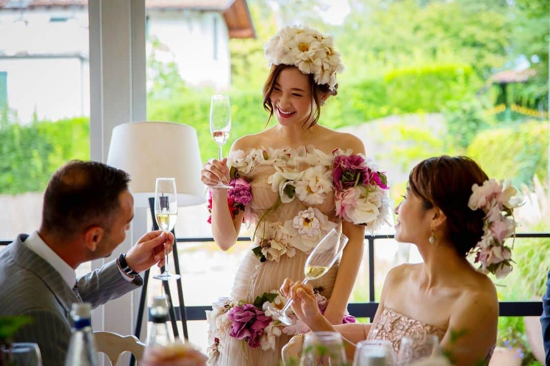 平山美春さんのインスタグラム写真 - (平山美春Instagram)「イタリア🇮🇹コモ湖での結婚式💒 ※2019年9月の写真です . 世界中から式に来てくれた方たちをもてなす為に、プチパーティーを✨ 7月に訪れたドンペリで購入した、一番大きいサイズ・マチュザレム(通常ボトルの8本分)をウェルカムドリンクに🥂 この日のために食事制限をしていたので、この時ようやく気を抜いて飲んで食べて、みんなと楽しく乾杯することができました😊✨ . #wedding #weddingdress  #hautecouture #hautecouturedress #altamoda  #dolcegabbana #dress  #couture #couturedress  #weddingphotography  #como #comolake  #weddinginitaly  #beautifuldress #beautiful  #weddingparty  #結婚式 #挙式 #イタリア挙式  #ウェディングドレス #ウェディング #ウェディングフォト  #イタリア #コモ湖」4月21日 19時26分 - miharuhirayama