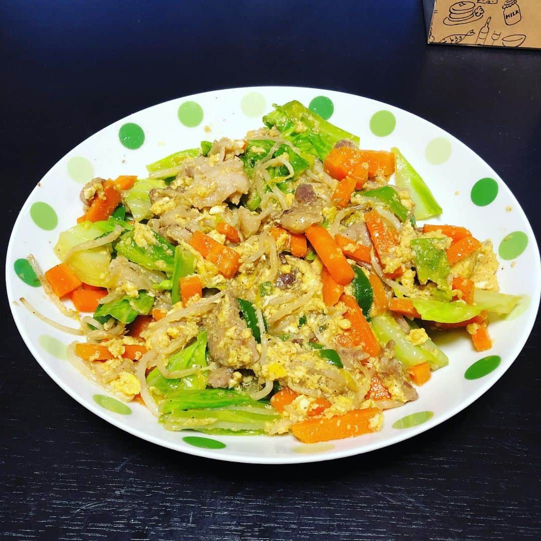 のインスタグラム：「野菜炒め？ゴーヤチャンプル？笑 にっしーのが美味しそうだったんで作ってみた^ ^  #料理 #お家時間」