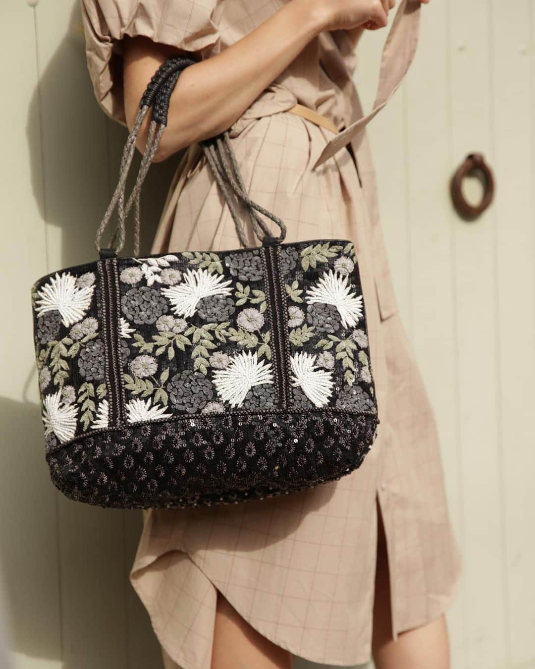 ジャマンピュエッシュのインスタグラム：「A spectacular tote bag with hand-made floral embroidery for a perfect summer look ☀️」