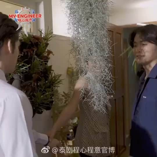 パース・ナクンのインスタグラム：「‪คลิปเบื้องหลังฉากจินตนาการพี่ค้ำฟ้า 😂 behind the scenes clip from EP8‬ ‪  EP8妄想シーン　撮影の裏側📸 ‬ #theseriesmyengineer #myengineerมีช็อปมีเกียร์มีเมียรึยังวะ #tricreationth #myengineerxwetv #wetvthailan」