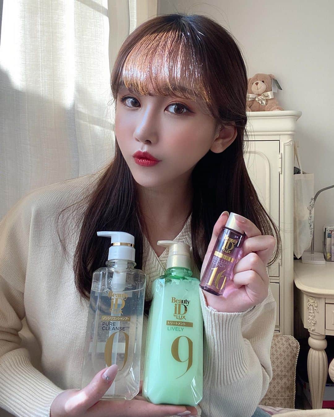 のインスタグラム：「@lux_jp_officialのシャンプー、トリートメント、エッセンスの3点セット♡ Beauty iD診断をして自分に合うものをチョイスできるの！わたしはボリュームがあまりなくてペタっとしがちだから、診断結果はふんわり軽やかに仕上がる0-9-3で、テリちゃんと同じ組み合わせだったんだけど、3のエッセンスが人気で売り切れちゃってて代わりに16にしました🙈🌷パッケージも可愛いし、エレガントな香りもお風呂が楽しみになる🛁🤍ノンシリコンシャンプーって初めて使ってみたんだけど、馴染みも泡立ちもいいし髪もさらさらになって大満足でしかない🥺💕外に買いに行かなくても、楽天で買えるよ！詳細はLuxのウェブサイト見てみてね！ _ _ _ #ラックス #LUX #ビューティーiD #mybeautyid #0_9_16 #私の輝き方は私が選ぶ #シャンプー #トリートメント #エッセンス #カスタマイズヘアケア #PR」