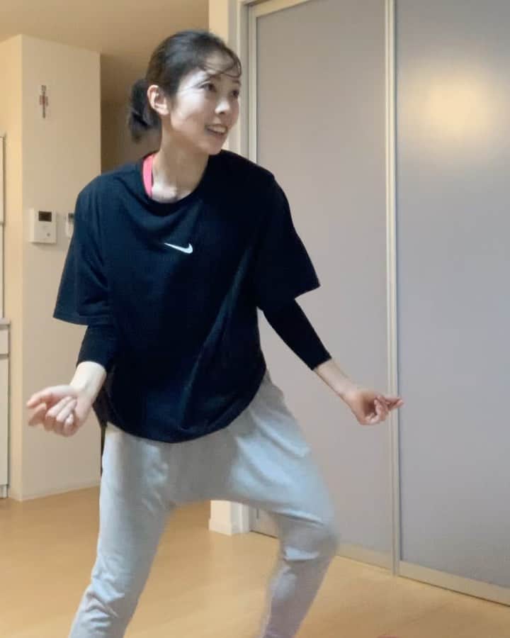 佐川裕香のインスタグラム：「ダンスフィットネスの良い所は﻿ 楽しくカロリー消費出来る所！！﻿ ﻿ 16キロ痩せてリバウンドしなかった理由の一つ﻿ 私のZUMBAを受けて痩せた！とお声を頂く事も凄く多いです❗️﻿ ﻿ 8年前からバレエ以外のジャンルのダンスも習い私はそれはそれで好きですが﻿ ﻿ ダンスフィットネスは上手に踊る事ではなく 楽しく身体を動かせたらOK!!なのです﻿ ついでに可動域をしっかり使えたら最高‼️﻿ ﻿ 有酸素やカロリー消費目的で﻿ 一人でランマシーンで走る事が中々続かない方には﻿ スタジオプログラムは凄くオススメしたい﻿ ﻿ がしかしスタジオもいつ再開されるか分からない﻿ 辛い状況が続きそう﻿ ﻿ 何かお家で楽しく有酸素出来る方法を考えています🧐﻿ ﻿ 久しぶりにZUMBA振り覚えの為踊ったら﻿ 15分で凄く疲れた　笑　﻿ 初踊りちょいちょい変なのはお許し下さい﻿ ﻿ 音楽はzin85﻿ ﻿ 一緒にトレーニングして踊りましょう〜❤️‼️﻿ ﻿」