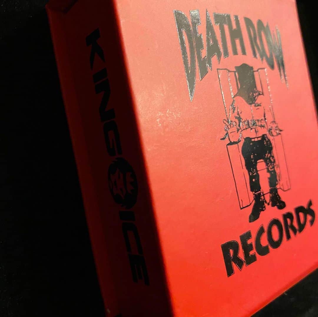 GROW AROUNDさんのインスタグラム写真 - (GROW AROUNDInstagram)「KING ICEとDEATH ROW RECORDSとのコラボアイテム🪑Webアップ完了しました🚀 #KingIce #DeathrowRecords #GrowAround」4月21日 19時39分 - growaround