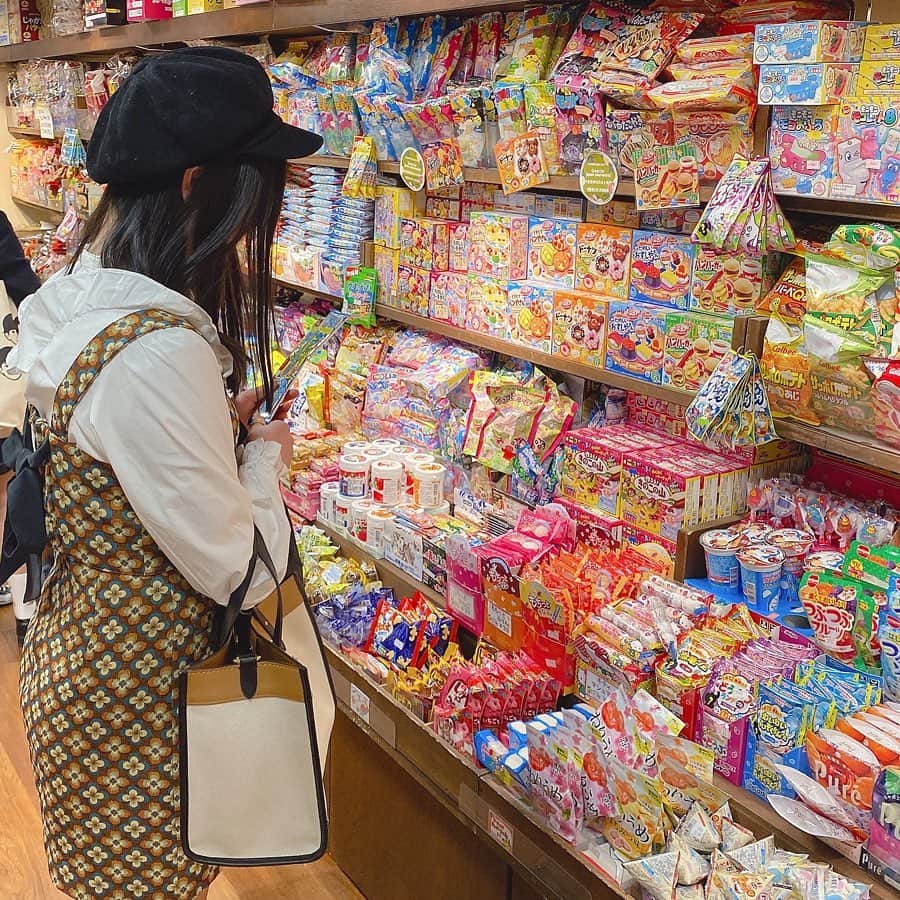 出口結菜さんのインスタグラム写真 - (出口結菜Instagram)「《🍃#駄菓子#一丁目一番地 》﻿ ﻿ ﻿ 駄菓子屋さん🍡﻿ ﻿ ﻿ 京都駅の近くのイオンの中にあったんやけど、﻿ 久しぶりに行くと懐かしすぎたぁ😳😳﻿ ﻿ ﻿ 昔、遠足でおやつ持ってくるの200円だった私を助けてくれたのが駄菓子屋さん。。笑﻿ ﻿ ﻿ ﻿ ﻿ いろんな駄菓子屋さんがあるけど、﻿ 商品は見慣れたものばっかりで、、﻿ ﻿ ひとつひとつに思い出があるから﻿ 駄菓子を見てるだけで昔を思い出す🍪﻿ ﻿ ﻿ ﻿ ﻿ ﻿ 《私がよく持って行ってたランキング》﻿ 🥇#サワーペーパー（この時もこれ買った！）﻿ 🥈#蒲焼さん太郎﻿ 🥉#そのまんまソーダ﻿ （みんなで誰がすっぱいの当てるかやってたけど私はすっぱい方が好きやった😚✌️）﻿ ﻿ ﻿ ﻿ ﻿ ﻿ あんなにかごいっぱいにお菓子を入れても、﻿ お財布が泣かないのは駄菓子屋さんの良いところ🥰✌️﻿ ﻿ ﻿ いろんな地域にあるからお外に出れるようになったら是非💗﻿ ﻿ ﻿ \夢と思い出が詰まってる😳👏/﻿ ﻿ ﻿ #駄菓子屋さん #駄菓子屋 #1丁目1番地  #お菓子 #おかし #おやつの時間 #遠足 #遠足のおやつ #お財布の味方 #懐かしい #思い出#200円 #小学生 #🧢 #instafood #instagood #過去pic  #ラビグルメ」4月21日 19時51分 - yui_laby0622