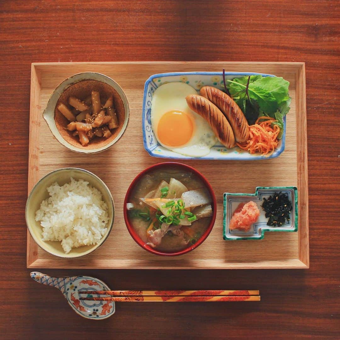 Kaori from Japanese Kitchenさんのインスタグラム写真 - (Kaori from Japanese KitchenInstagram)「忙しい日の豚汁定食。ど定番の献立に救われました。 ・ こんばんは。 今日の朝昼ごはん。 12時〜16時までオンラインミーティングのため テイクアウトは買いに行けず 家にあるものでささっと済ませる。 昨日の残りや作り置きに救われました。 立て続けにミーティング4つは結構きついですね。 でもおやつ時間はちゃんと取る笑 ずっと気になっていた 甘露さんの中国クッキーと @yakuzenshop のなつめチップスに中国茶。 リフレッシュできました。 今日もお疲れ様でした。 ・ ・ あ、最後にお知らせです。 今週インスタライブします！土曜（4/25）の14時半から30分程度を考えてます。先週は告知もせずテーマも決めずゲリラ開催でしたが、今回は、いつも使っている「お盆」をメインに日々のうつわやスタイリングをライブで紹介しようと思います。 このお盆もそうですが、最近お盆に関する質問をコメントでいただく機会が増えて、おうち時間も増えてるせいかお盆やトレイの需要が増えてるのかな？と感じました。サイズだけでなく、どんな風に使ってるか、作家ものじゃなくて普通の器でも大丈夫？と思っている方もいるかもしれないので、ライブでは色々な器と組み合わせてみようと思います。 最後は小さなお盆を用意しておやつを食べようと思ってますので、皆様もおやつの用意を忘れずに…待ってまーす☺️🍵 ・ ・ 【おしながき】 白米 春野菜の豚汁 明太子と韓国のりフレーク 無塩せきソーセージ 目玉焼き ツナのにんじんしりしり ケールのサラダ 新じゃがのきんぴら ＊今日は薬膳走り書きはおやすみします＊ ・ ・ Hi from Tokyo! Today’s late breakfast before tough online meeting: Baked rice, miso soup, sunny side up egg, grilled sausage, kale salad, stir-fried carrot and tuna, mentaiko(seasoned cod roe), and nori flakes. ・ ・ 2020.04.21 Tue ・ ・ ・ #japanesemeal #washoku #breakfast #朝ごはん #おうちごはん #早餐 #아침밥 #薬膳 #うつわ #自炊 #一汁三菜 #豚汁 #stayhome  #松浦コータロー」4月21日 20時00分 - coco_kontasu