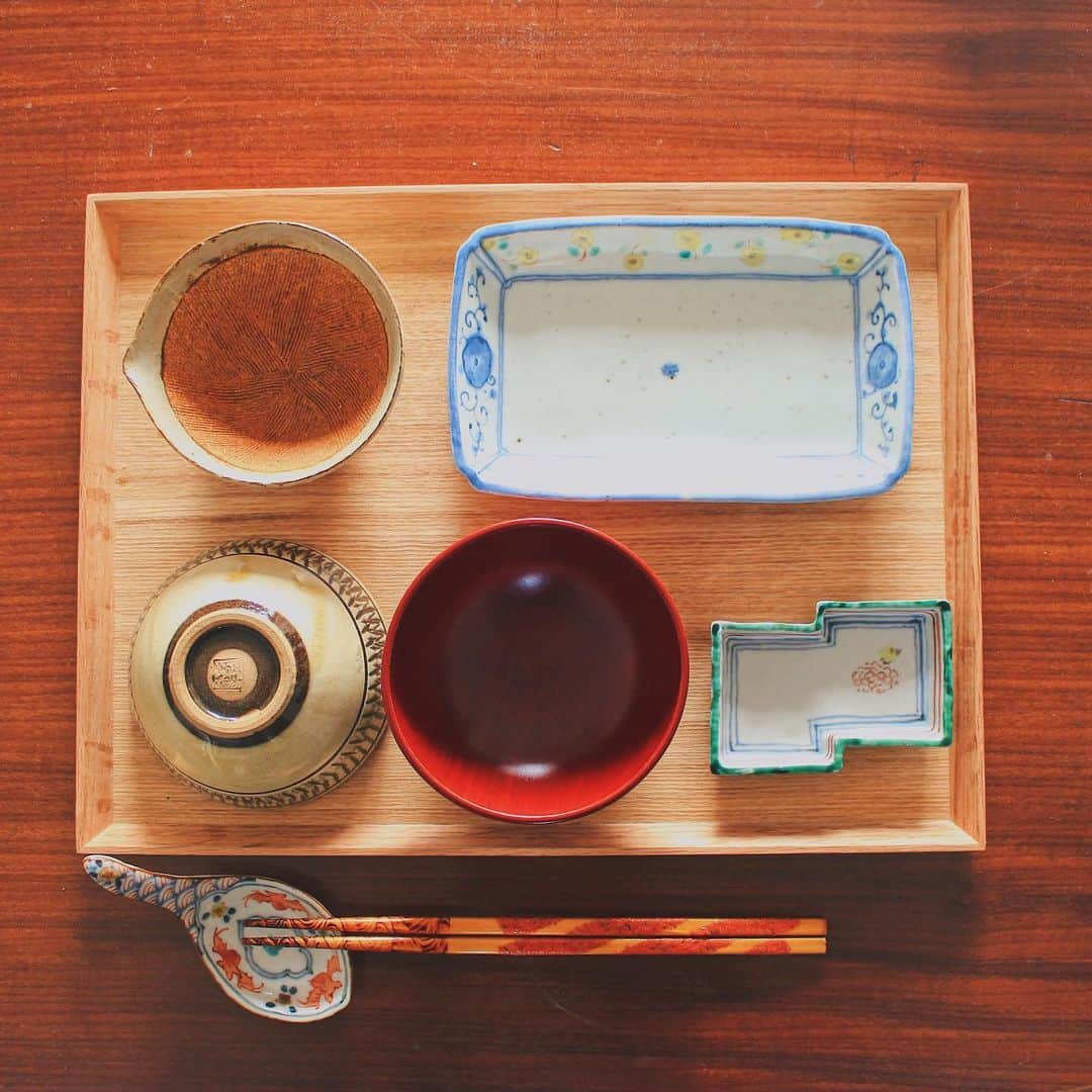 Kaori from Japanese Kitchenさんのインスタグラム写真 - (Kaori from Japanese KitchenInstagram)「忙しい日の豚汁定食。ど定番の献立に救われました。 ・ こんばんは。 今日の朝昼ごはん。 12時〜16時までオンラインミーティングのため テイクアウトは買いに行けず 家にあるものでささっと済ませる。 昨日の残りや作り置きに救われました。 立て続けにミーティング4つは結構きついですね。 でもおやつ時間はちゃんと取る笑 ずっと気になっていた 甘露さんの中国クッキーと @yakuzenshop のなつめチップスに中国茶。 リフレッシュできました。 今日もお疲れ様でした。 ・ ・ あ、最後にお知らせです。 今週インスタライブします！土曜（4/25）の14時半から30分程度を考えてます。先週は告知もせずテーマも決めずゲリラ開催でしたが、今回は、いつも使っている「お盆」をメインに日々のうつわやスタイリングをライブで紹介しようと思います。 このお盆もそうですが、最近お盆に関する質問をコメントでいただく機会が増えて、おうち時間も増えてるせいかお盆やトレイの需要が増えてるのかな？と感じました。サイズだけでなく、どんな風に使ってるか、作家ものじゃなくて普通の器でも大丈夫？と思っている方もいるかもしれないので、ライブでは色々な器と組み合わせてみようと思います。 最後は小さなお盆を用意しておやつを食べようと思ってますので、皆様もおやつの用意を忘れずに…待ってまーす☺️🍵 ・ ・ 【おしながき】 白米 春野菜の豚汁 明太子と韓国のりフレーク 無塩せきソーセージ 目玉焼き ツナのにんじんしりしり ケールのサラダ 新じゃがのきんぴら ＊今日は薬膳走り書きはおやすみします＊ ・ ・ Hi from Tokyo! Today’s late breakfast before tough online meeting: Baked rice, miso soup, sunny side up egg, grilled sausage, kale salad, stir-fried carrot and tuna, mentaiko(seasoned cod roe), and nori flakes. ・ ・ 2020.04.21 Tue ・ ・ ・ #japanesemeal #washoku #breakfast #朝ごはん #おうちごはん #早餐 #아침밥 #薬膳 #うつわ #自炊 #一汁三菜 #豚汁 #stayhome  #松浦コータロー」4月21日 20時00分 - coco_kontasu