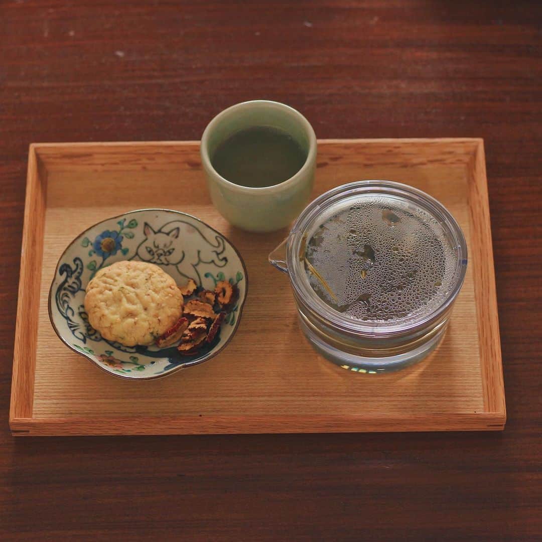 Kaori from Japanese Kitchenさんのインスタグラム写真 - (Kaori from Japanese KitchenInstagram)「忙しい日の豚汁定食。ど定番の献立に救われました。 ・ こんばんは。 今日の朝昼ごはん。 12時〜16時までオンラインミーティングのため テイクアウトは買いに行けず 家にあるものでささっと済ませる。 昨日の残りや作り置きに救われました。 立て続けにミーティング4つは結構きついですね。 でもおやつ時間はちゃんと取る笑 ずっと気になっていた 甘露さんの中国クッキーと @yakuzenshop のなつめチップスに中国茶。 リフレッシュできました。 今日もお疲れ様でした。 ・ ・ あ、最後にお知らせです。 今週インスタライブします！土曜（4/25）の14時半から30分程度を考えてます。先週は告知もせずテーマも決めずゲリラ開催でしたが、今回は、いつも使っている「お盆」をメインに日々のうつわやスタイリングをライブで紹介しようと思います。 このお盆もそうですが、最近お盆に関する質問をコメントでいただく機会が増えて、おうち時間も増えてるせいかお盆やトレイの需要が増えてるのかな？と感じました。サイズだけでなく、どんな風に使ってるか、作家ものじゃなくて普通の器でも大丈夫？と思っている方もいるかもしれないので、ライブでは色々な器と組み合わせてみようと思います。 最後は小さなお盆を用意しておやつを食べようと思ってますので、皆様もおやつの用意を忘れずに…待ってまーす☺️🍵 ・ ・ 【おしながき】 白米 春野菜の豚汁 明太子と韓国のりフレーク 無塩せきソーセージ 目玉焼き ツナのにんじんしりしり ケールのサラダ 新じゃがのきんぴら ＊今日は薬膳走り書きはおやすみします＊ ・ ・ Hi from Tokyo! Today’s late breakfast before tough online meeting: Baked rice, miso soup, sunny side up egg, grilled sausage, kale salad, stir-fried carrot and tuna, mentaiko(seasoned cod roe), and nori flakes. ・ ・ 2020.04.21 Tue ・ ・ ・ #japanesemeal #washoku #breakfast #朝ごはん #おうちごはん #早餐 #아침밥 #薬膳 #うつわ #自炊 #一汁三菜 #豚汁 #stayhome  #松浦コータロー」4月21日 20時00分 - coco_kontasu