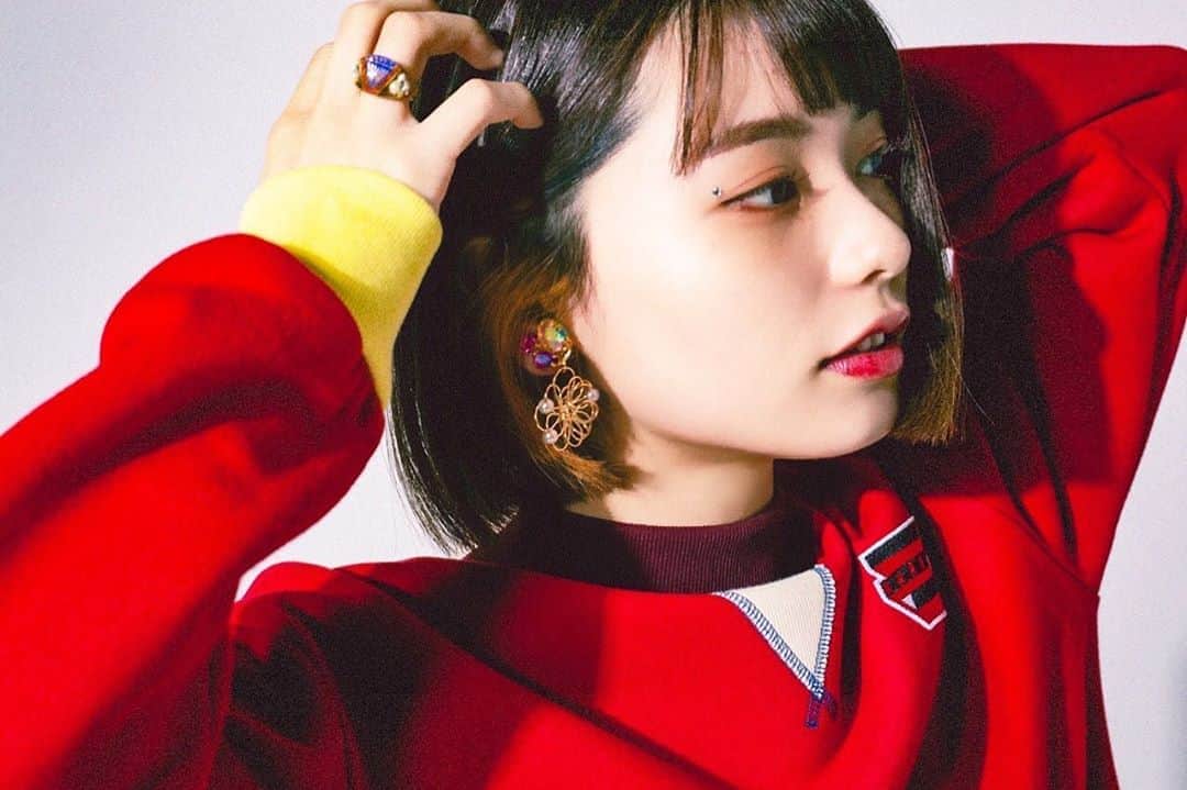 足立佳奈のインスタグラム：「好きなメイクで、好きな服きて、出掛けたいね。  でも今は、ステイホームだ😉 色々な発見があってお家時間も楽しいんだ〜。」