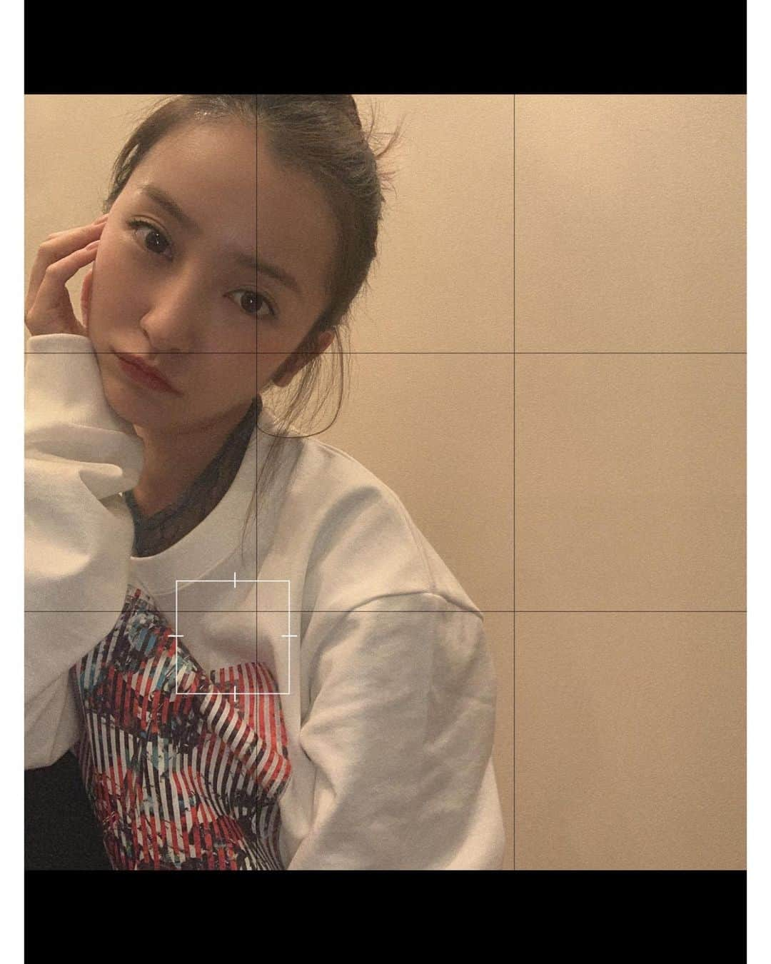 板野友美さんのインスタグラム写真 - (板野友美Instagram)「お部屋でも着やすいスウェット🌹  お気に入り…… @peaceandafter  @kosukekawamura」4月21日 20時00分 - tomo.i_0703