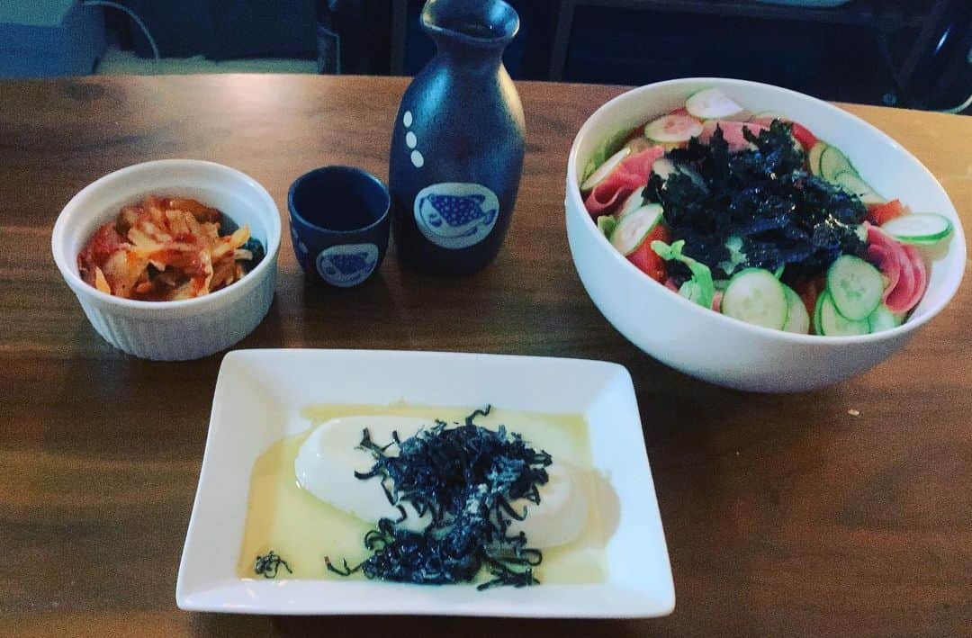 長田成哉のインスタグラム：「チョレギサラダ的な野菜だけの晩飯になるよね。笑 熱燗飲みたかっただけです。はい。笑 #個人的な自炊の記録」