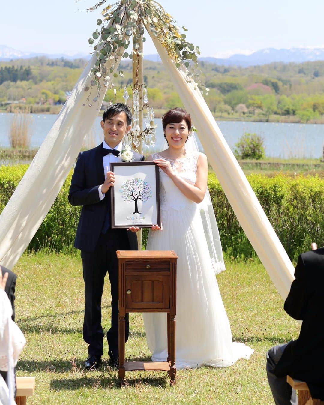 のインスタグラム：「【パーティーレポート】ふたりが結婚した証明書として、ゲストのフィンガースタンプ（指紋）で作りあげる「ウエディングツリー」。最後にお二人がスタンプして完成です！﻿ ﻿ LOCATION : UMI no RUSTICWEDDING﻿ PARTY SPACE : LAGO BIANCO﻿ GUEST : 46﻿ SEASON : SPRING﻿ ﻿ M&Uの公式サイトでは、挙式・披露会陰会場のご紹介やパーティーレポート、最新の情報などをご確認いただけます。﻿ ﻿ プロフィール( @mandu_wedding )内にあるURLよりご確認ください。﻿ ﻿ *・。*・。*・。*・。*・。*・。*・。﻿ ﻿ 【苔の里・木場潟を巡る♪ 杜と湖のラスティックウエディング見学会】﻿ ﻿ 南加賀の大自然を舞台とする“杜と湖のラスティックウエディング”。﻿ その舞台となる苔の里・木場潟の見学ツアーです。﻿ 実際のロケーションを体感してお二人のイメージを膨らませてください！﻿ ﻿ ○開催日／土日祝の11:00〜15:00（完全予約制）﻿ ○お問い合わせ・お申し込み／プロフィール内のリンクより公式サイトにお進みください。﻿ ﻿ *・。*・。*・。*・。*・。*・。*・。﻿ ﻿ 【M&U WEDDING の結婚式】﻿ ﻿ 100年経っても変わらないこの景色。﻿ 訪れるたび、幸せの記憶がよみがえる。﻿ ﻿ 石川県小松市。ここにある自然環境を最大限に活かした、シンプルでナチュラルな結婚式、『ラスティックウエディング』﻿ ﻿ ラスティックとは、「素朴」や「温かみ」という意味があります。﻿ 自然に囲まれて、気持ちのよい日差しを浴びながら、飾り過ぎない素の美しい世界で、大切なゲストとかけがえのない時間を過ごす。まるで映画のワンシーンのようなウエディングです。﻿ ﻿ *・。*・。*・。*・。*・。*・。*・。」