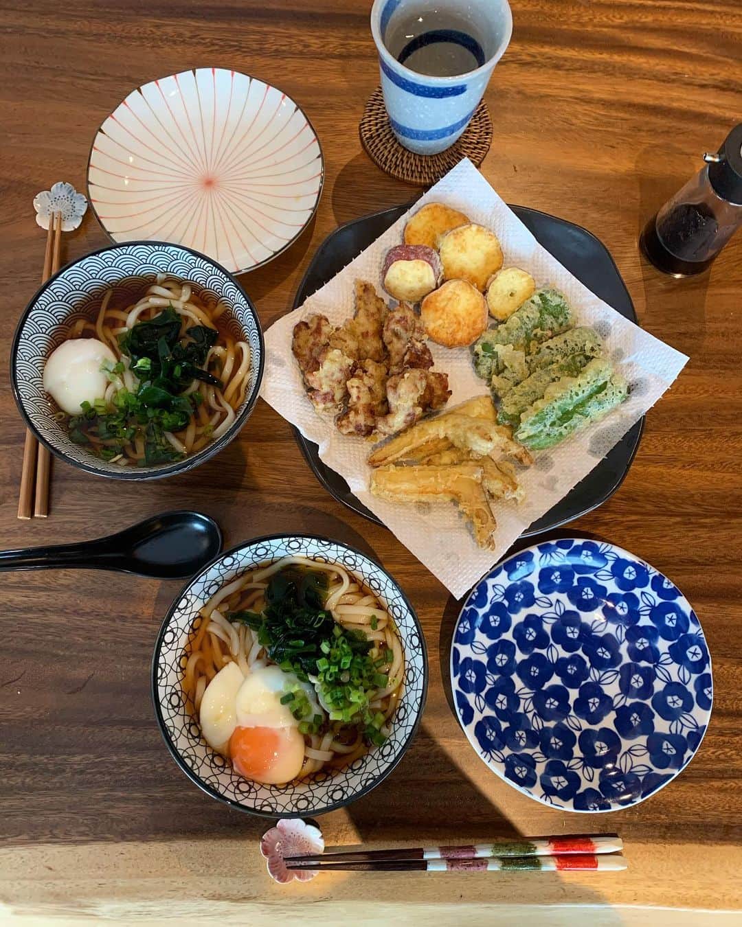 PINKYのインスタグラム：「#Pskitchen 料理リレー🎽💫🍳 .  料理研究家の脇雅世先生　@masayowaki が発起人となりスタートした、身近な材料で簡単に作れる料理をおうちで楽しもう、という企画。　@tsugumiw さんからバトンを渡していただきました😊🙏❤️ ・ ＊＊＊＊＊ 脇雅世先生からのメッセージの抜粋です 「世界中が危機感で溢れている毎日、おうちで過ごす時間も長くなりました。こんな時に皆さんと料理でつながることができたらと思い、「料理リレー」を試みたいと思います。お家にある手軽な材料で簡単に作る一品を紹介します。料理作りのヒントになれば幸いです。ご覧いただいた皆さんがハッピーになることを願って . お料理上手すぎる @monstyle.aki @mitokasuya 大好きな2人にバトンを回させていただきます😉💖 .  さて、私は先日のお昼ご飯、うどんと天ぷらの盛り合わせ🍤から、 #失敗しない天ぷら レシピをpostしますね😉🙌❤️ .  これは知人マダムから教えてもらったレシピをアレンジしたもので、今まで余り上手に作れなかった天ぷらがこの方法なら失敗せずにカラッと揚げることが出来て感激しました🥺💫🍤 . . 〈衣の材料〉 .  小麦粉　40g、片栗粉　10g、 (ベーキングパウダー  小さじ4分の1、 塩 小さじ4分の1、マヨネーズ 小さじ1、ごま油 小さじ1/2) 冷水　80cc . 〈作り方〉 具材を切っておく。 今回はさつまいも小1本、エリンギ1つ、ピーマン1個、豚肉150gくらい(コマ切れ肉に塩麹、生姜すり下ろし、醤油少しを揉み込んだもの)を用意しました。 .  1.小麦粉と片栗粉はボウルに入れ泡立て器で混ぜておく。 .  2.()内の材料を別のボウルに入れてよく混ぜる。 .  3. 2のボウルに1を入れ、泡立て器でぐるぐる5回くらい混ぜる。 .  4. 3に水を加えて、泡立て器で粉を底からすくって落とすように10回くらい混ぜる。 (混ぜすぎないのがポイント！ダマが残るくらいでOK) .  5 フライパンに油を1cmくらい入れて熱し、具材に衣をつける。 .  箸につけた衣を油に落としてみて、ポワッと浮いてくるくらいの温度になったら、衣をつけた具材を揚げ始める。 .  さつまいも→豚肉→エリンギ→ピーマンの順で揚げました。 我が家のIHは火力5〜6で、さつまいもは片面3分ずつ、豚肉は2分ずつ、エリンギとピーマンは1分ずつで良い感じです🙆‍♀️🌟 . . . #うちで過ごそう #stayhome #料理リレー #cookingrelay #脇雅世加藤巴里土井光猪狩悠里近藤冬子本間節子柳沢小実高橋てるみwarmerwarmer黄川田としえ鈴石真紀子  #脇雅世 #加藤巴里 #土井光 #猪狩悠里  #近藤冬子  #本間節子  #柳沢小実  #茂木恵美子  #高橋てるみ  #warmerwarmer  #__kaonn__  #黄川田としえ #tottokikawada  #鈴石真紀子 #cotonfood  #tomokoaihara #Goma #日登美 #AYUMI  #KellyMisawa #TsugumiW #PINKY」