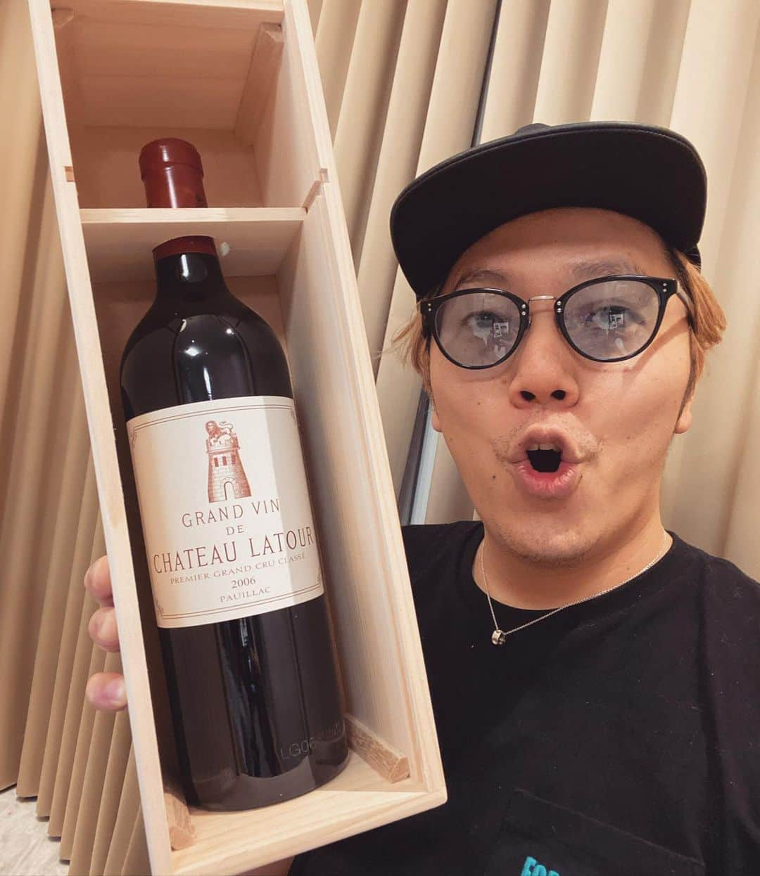 HIKAKINさんのインスタグラム写真 - (HIKAKINInstagram)「みんな誕生日祝ってくれてありがとう🎂🎉😭みんなのおかげで31歳になった今もYouTubeが楽しいです。これからもよろしくねん😎👊UUUM鎌田社長から大好きな赤ワイン頂きました🍷🥂」4月21日 19時55分 - hikakin