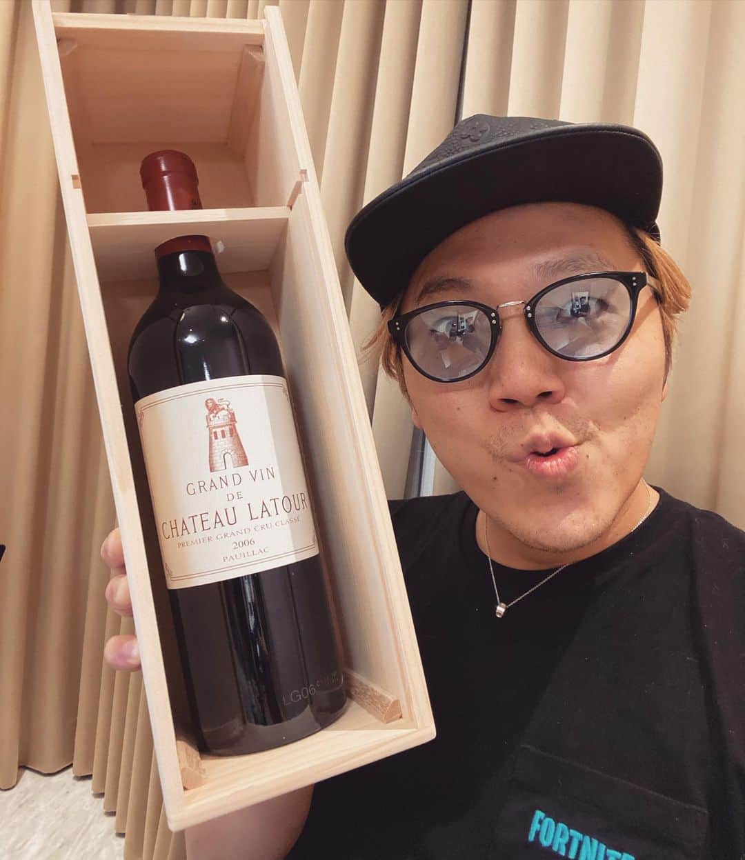 HIKAKINのインスタグラム：「みんな誕生日祝ってくれてありがとう🎂🎉😭みんなのおかげで31歳になった今もYouTubeが楽しいです。これからもよろしくねん😎👊UUUM鎌田社長から大好きな赤ワイン頂きました🍷🥂」