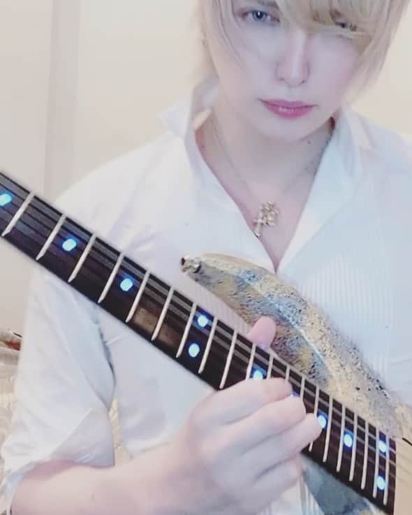 MiA のインスタグラム：「2018年のHYDEさんハロパではHYDEさん、YOSHIKIさんとともご一緒に演奏させて頂いた思い出の曲です。 YOSHIKIさんからコメントも頂けて嬉しい！」