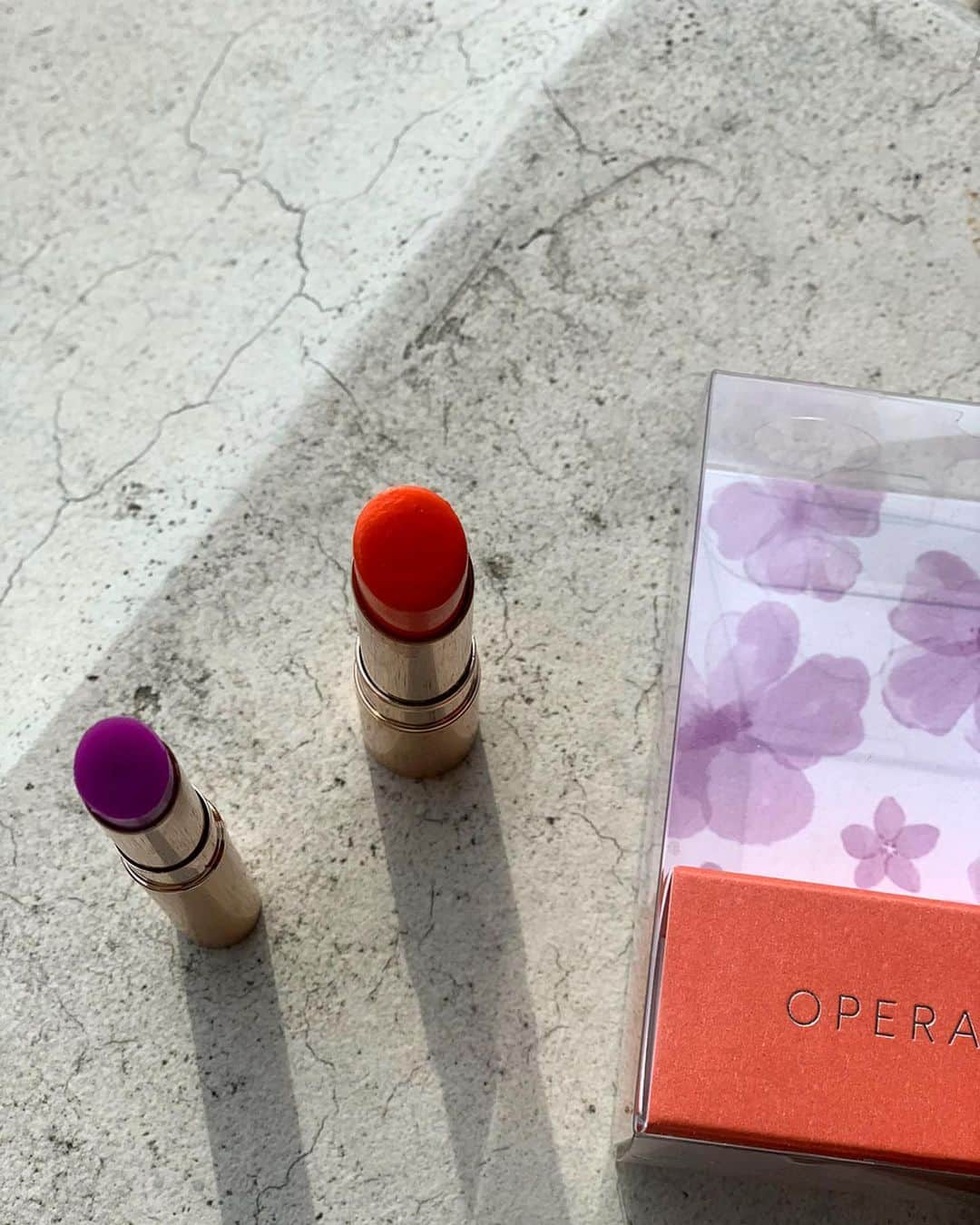 晶さんのインスタグラム写真 - (晶Instagram)「@opera_cosmetics #operacosmetics ー icy pastel　透ける花色の唇 ー 春にぴったりの限定色 107 Orange Lily  を塗っています🍊♡ オレンジベースにイエローのラメが きらっじゅわっとした質感にしてくれる! オペラのlipを塗ると 今をときめく唇になれるので HPからもチェックしてみてね🌛. #オペラリップティント #透ける花色リップ #PR」4月21日 20時02分 - ___akira_i