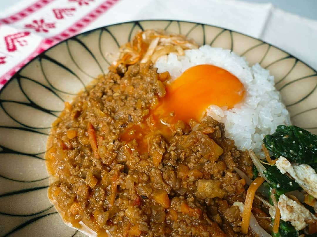 石田亜佑美さんのインスタグラム写真 - (石田亜佑美Instagram)「#おうちカレー . . スパイスカレーを食べに行けてないので おうちで作って食べました🍛 . 今回は味噌キーマカレー . すごく美味しかったけど、隠し味に入れたハチミツの甘みが少し強かったです、隠し味隠せてなかった……⚠️笑 . . 私がお邪魔したことのあるカレー屋さんでも、テイクアウトを始めたり、営業時間を変更したり、でも休業を決めた店舗さんもあります。 落ち着いたらまた絶対食べに行きたいです！ 飲食店を経営されている方だったり、今頑張ってる方々に、なかなか直接力になるような働きはできませんが、私は少しでも楽しい気持ちになれる発信頑張りますっ🙇💦 . . #石田の食レポ #キーマカレー #味噌キーマカレー #スパイスカレー #スパイス #ナムル #ナマス #卵黄 を添えて #morningmusume20 #モーニング娘20 #石田亜佑美」4月21日 20時03分 - ayumi_ishida.official