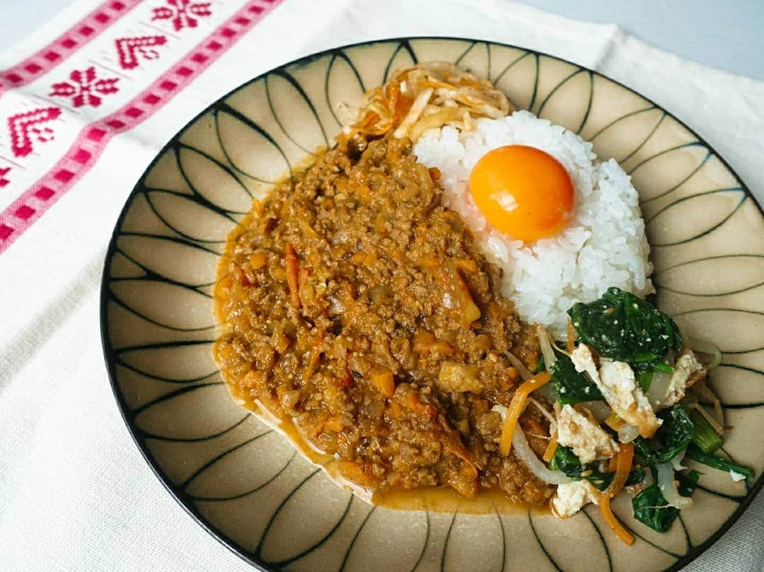 石田亜佑美さんのインスタグラム写真 - (石田亜佑美Instagram)「#おうちカレー . . スパイスカレーを食べに行けてないので おうちで作って食べました🍛 . 今回は味噌キーマカレー . すごく美味しかったけど、隠し味に入れたハチミツの甘みが少し強かったです、隠し味隠せてなかった……⚠️笑 . . 私がお邪魔したことのあるカレー屋さんでも、テイクアウトを始めたり、営業時間を変更したり、でも休業を決めた店舗さんもあります。 落ち着いたらまた絶対食べに行きたいです！ 飲食店を経営されている方だったり、今頑張ってる方々に、なかなか直接力になるような働きはできませんが、私は少しでも楽しい気持ちになれる発信頑張りますっ🙇💦 . . #石田の食レポ #キーマカレー #味噌キーマカレー #スパイスカレー #スパイス #ナムル #ナマス #卵黄 を添えて #morningmusume20 #モーニング娘20 #石田亜佑美」4月21日 20時03分 - ayumi_ishida.official