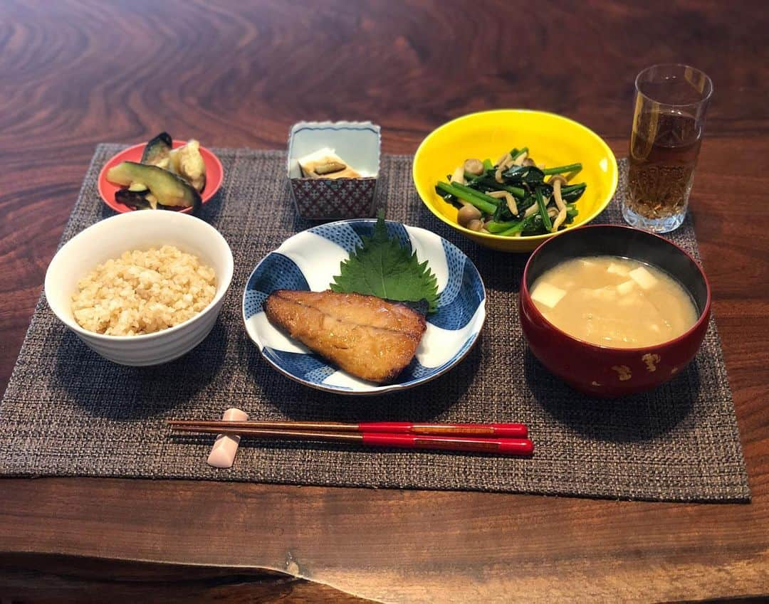 月央和沙さんのインスタグラム写真 - (月央和沙Instagram)「うちの晩ごはん🍚✨ . #サバの味噌漬け #しめじとほうれん草のバター炒め #水茄子 #ごまどうふ #玄米 #和食 #記録 #褒められると #調子にのるタイプです」4月21日 20時09分 - kazusa_tsukio