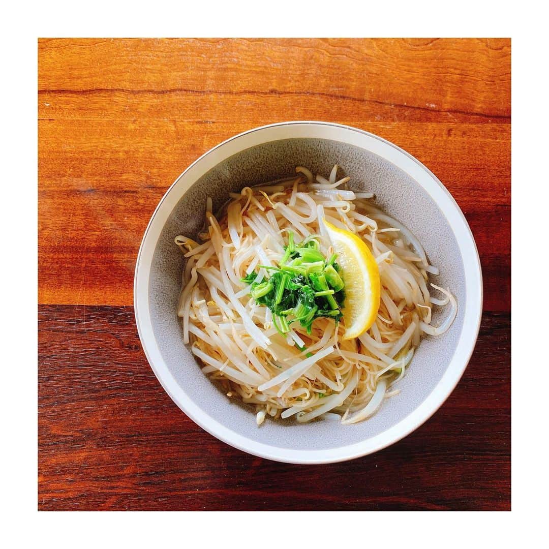 鈴木紗理奈さんのインスタグラム写真 - (鈴木紗理奈Instagram)「うどんが大好きのリオト。 毎日ランチはうどん食べたいみたいで、美味しそうに食べてるのみてるとわたしも麺類が食べたくなる。 でもわたしは小麦粉を控えているのでそんな時はケンミンの焼きビーフンでフォーを作るよ。 ごま油、鶏ガラスープ、ナンプラーで味付け最後にレモン。 たっぷりのもやしにパクチーを添えて出来上がり。めっちゃ美味しい❤︎ ケンミンの焼きビーフンは グルテンフリーに強い味方。  #munehiroキッチン #紗理奈流dining  #グルテンフリー」4月21日 20時04分 - munehirovoice