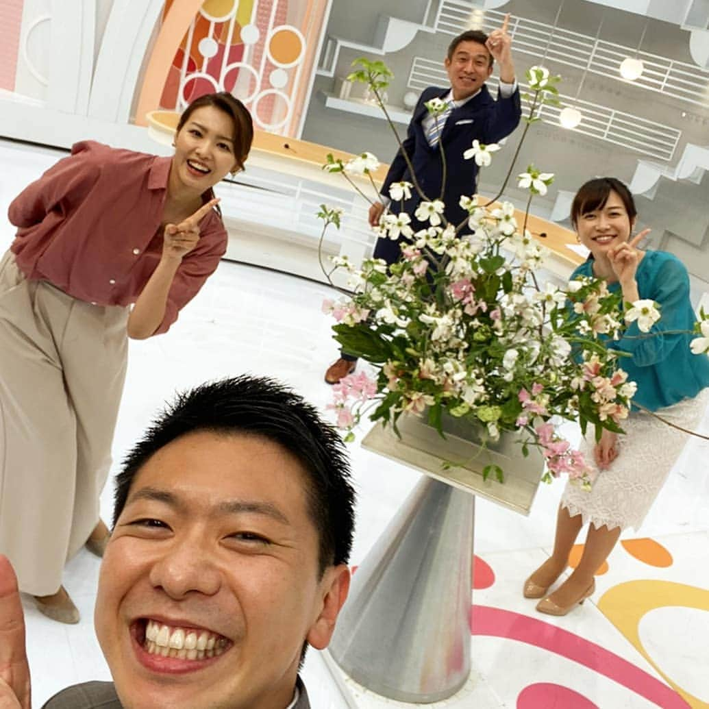 佐藤裕二さんのインスタグラム写真 - (佐藤裕二Instagram)「今日の「アップ！」もこのメンバーでお送りしました。  なんか違うポーズの人がいるな（1枚目、3枚目）  名古屋では、ツツジの花が咲きはじめましたね。  明日も素敵な一日になりますように🍀  #socialdistancing#社会的距離 #避けよう3密 #stayhome  #冨永幸 予報士#石神愛子  #上坂嵩 #佐藤裕二  #メーテレ #oneteam  #アップ  #いえサタ  #ドデスカ」4月21日 20時07分 - karaage_satou