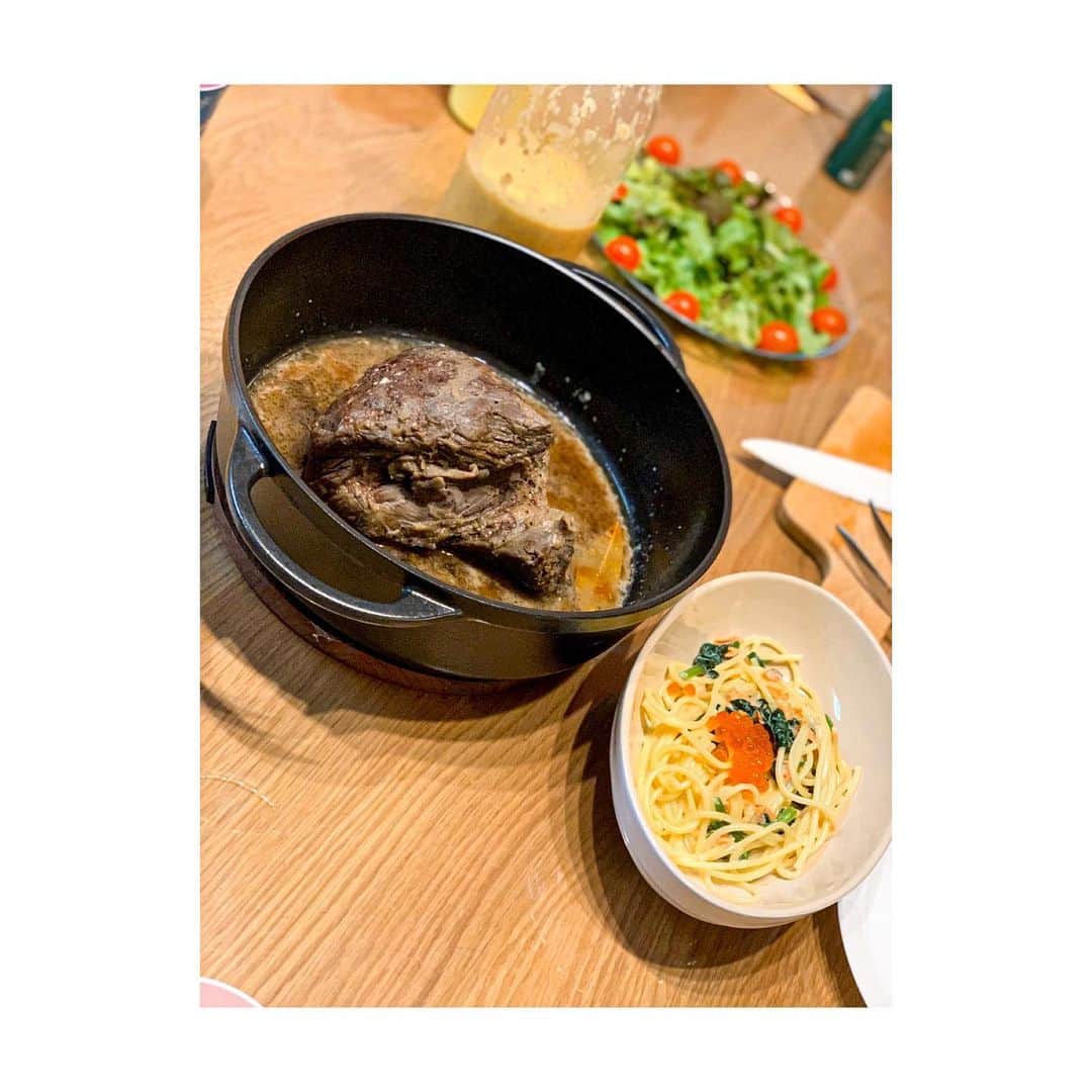 平中克幸のインスタグラム：「. 先日頂いたサーモンを使い、先日の パエリアに続き今日もクッキング👨‍🍳 . . 今日はローストビーフにほうれん草 のクリームパスタいくら添え🍝 . . 途中、調味料の分量間違えてパニック になりましたが助手（妻）に助けて もらいました😅 . . ローストビーフ、パスタ共に家族から 高得点もらえました😁😁 . . 明日も鮭を使った料理に レッツチャレンジ！！😙😙 . . #王子サーモン  #北海道 #vermicular  #ローストビーフ #パスタ #男の料理  #料理すると #お腹空かない #何故だろう🧐」