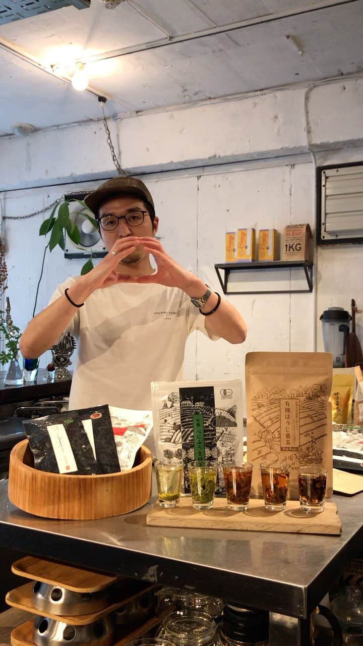 のインスタグラム：「TAKE LOVE HOME🏡💚 ガウマルジョバ！ LAPAZまいぞーがナビゲート🤙  おうち時間を豊かにしてくれるアイテムや美味しい情報をお届けする#おうちLAPAZ  vol.07では 600万年前は琵琶湖だった？？？！ 奈良県月ヶ瀬健康茶園さんの 無農薬無化学肥料で種から育てるこだわり！安心して飲むことができるお茶作り！お茶はお茶らしく自然のリズムで育てる！ 身体が喜ぶ美味しいお茶の御紹介です🍵  毎日お家のティータイムにおすすめですよ！  詳しくはプロフィールにある LAPAZホームページ オンラインショップにアクセス☝️ www.lapaz-tokyo.com  #organictablebylapaz  #organictea #organiclife  #月ヶ瀬健康茶園」