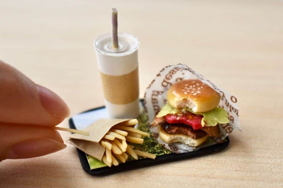 岡田ひとみ ねんドル さんのインスタグラム写真 岡田ひとみ ねんドル Instagram 耐え難い欲望を ねんどで作ってみました 揚げたてのポテトが食べたい 材料等はblogにアップしました Stayhome Clay Miniaturefood Fakefood Clayart